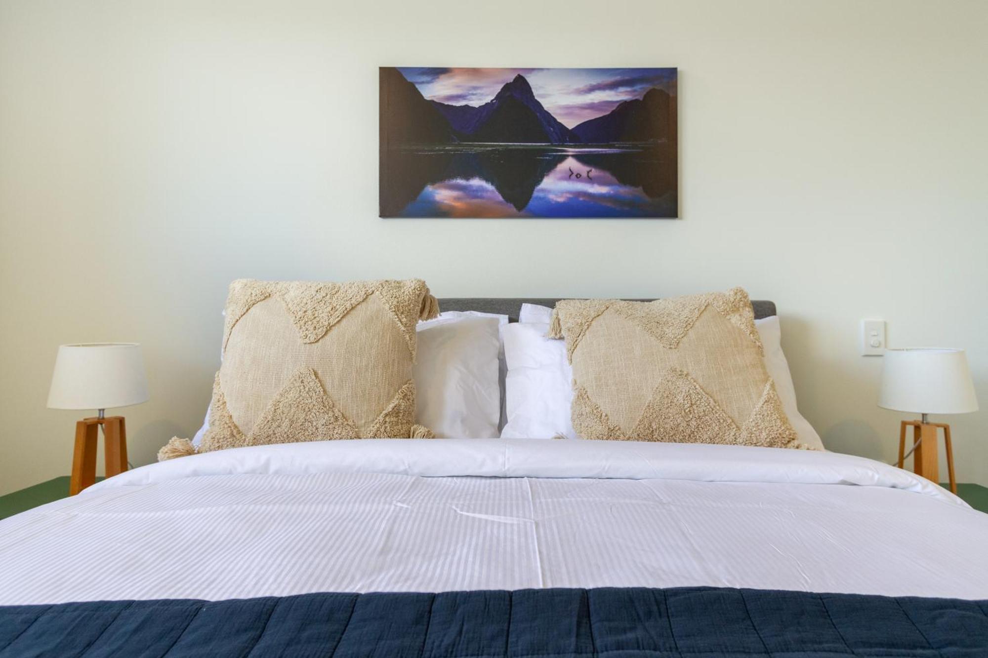 Conveniently Located 2br Townhouse In West Akl Auckland
