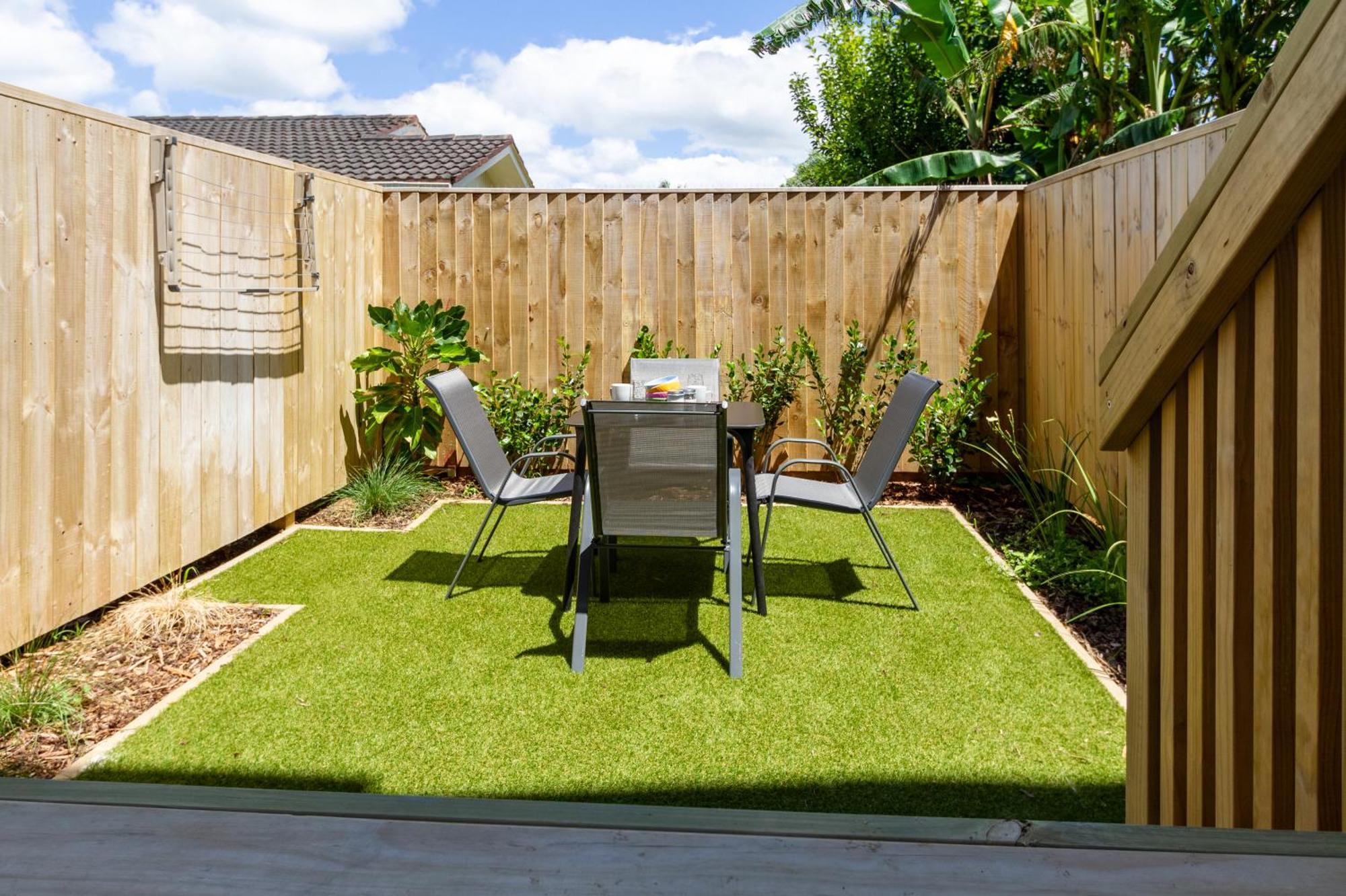 Conveniently Located 2br Townhouse In West Akl Auckland