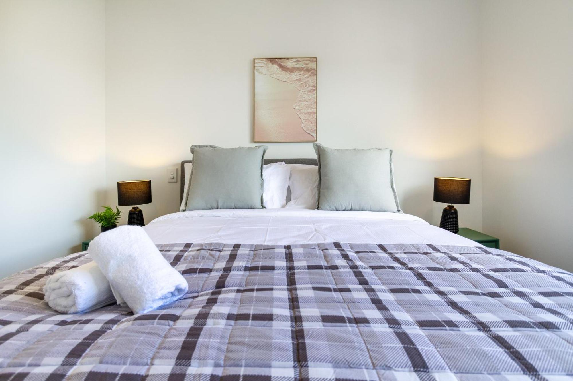 Conveniently Located 2br Townhouse In West Akl