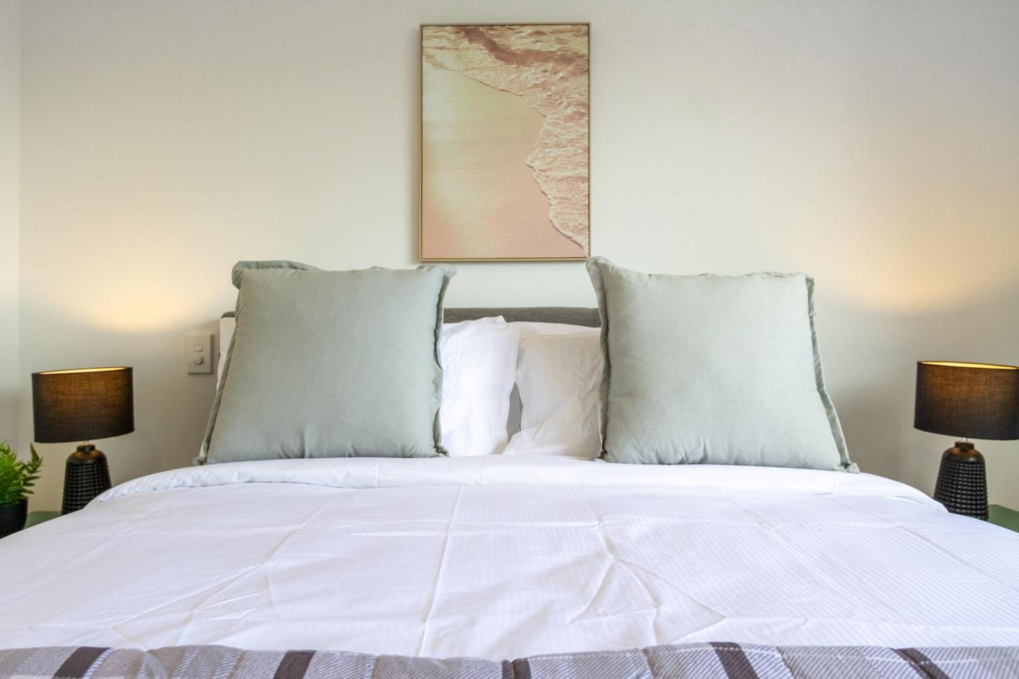 Conveniently Located 2br Townhouse In West Akl Apartment