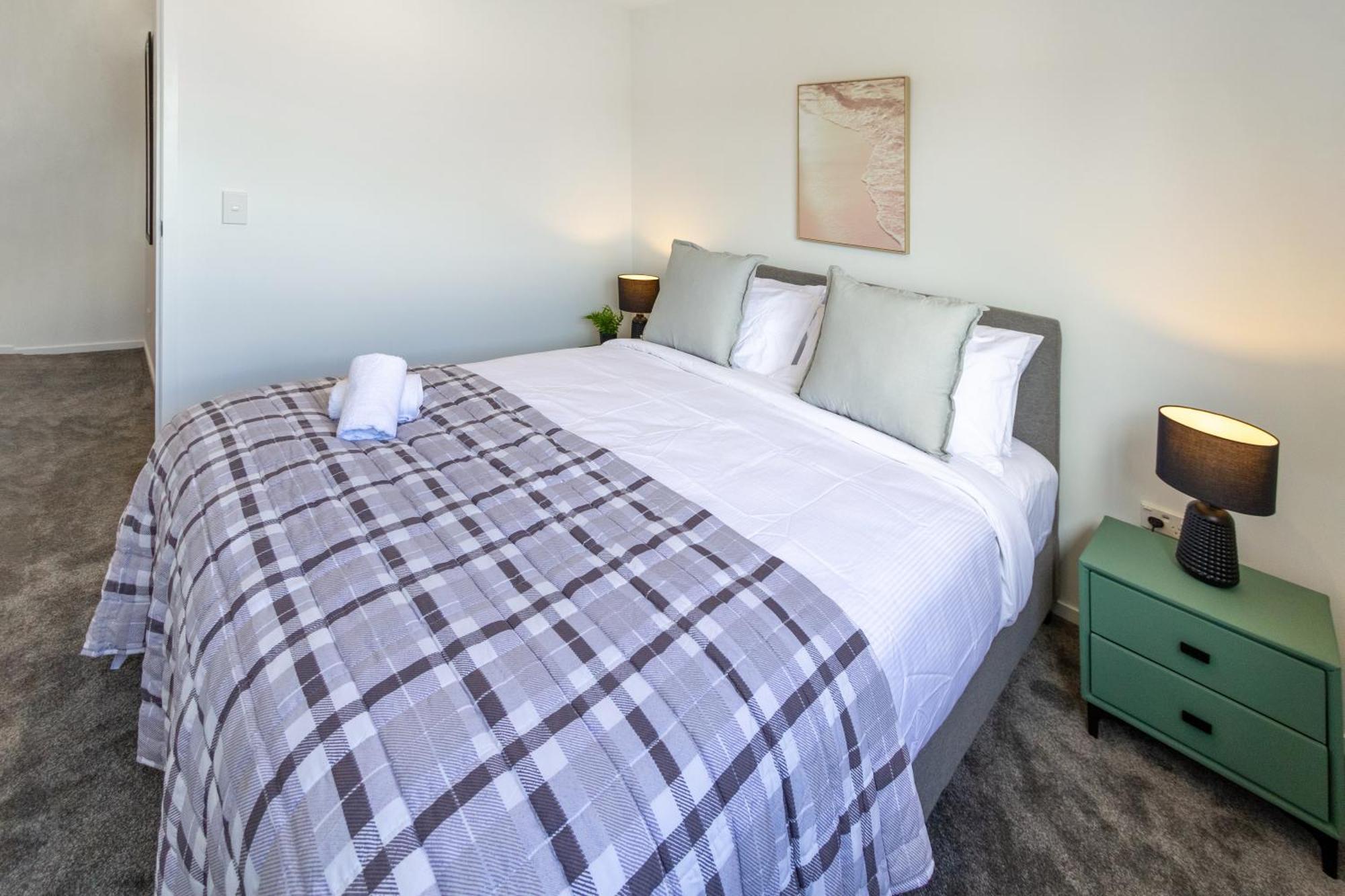 Conveniently Located 2br Townhouse In West Akl * Auckland