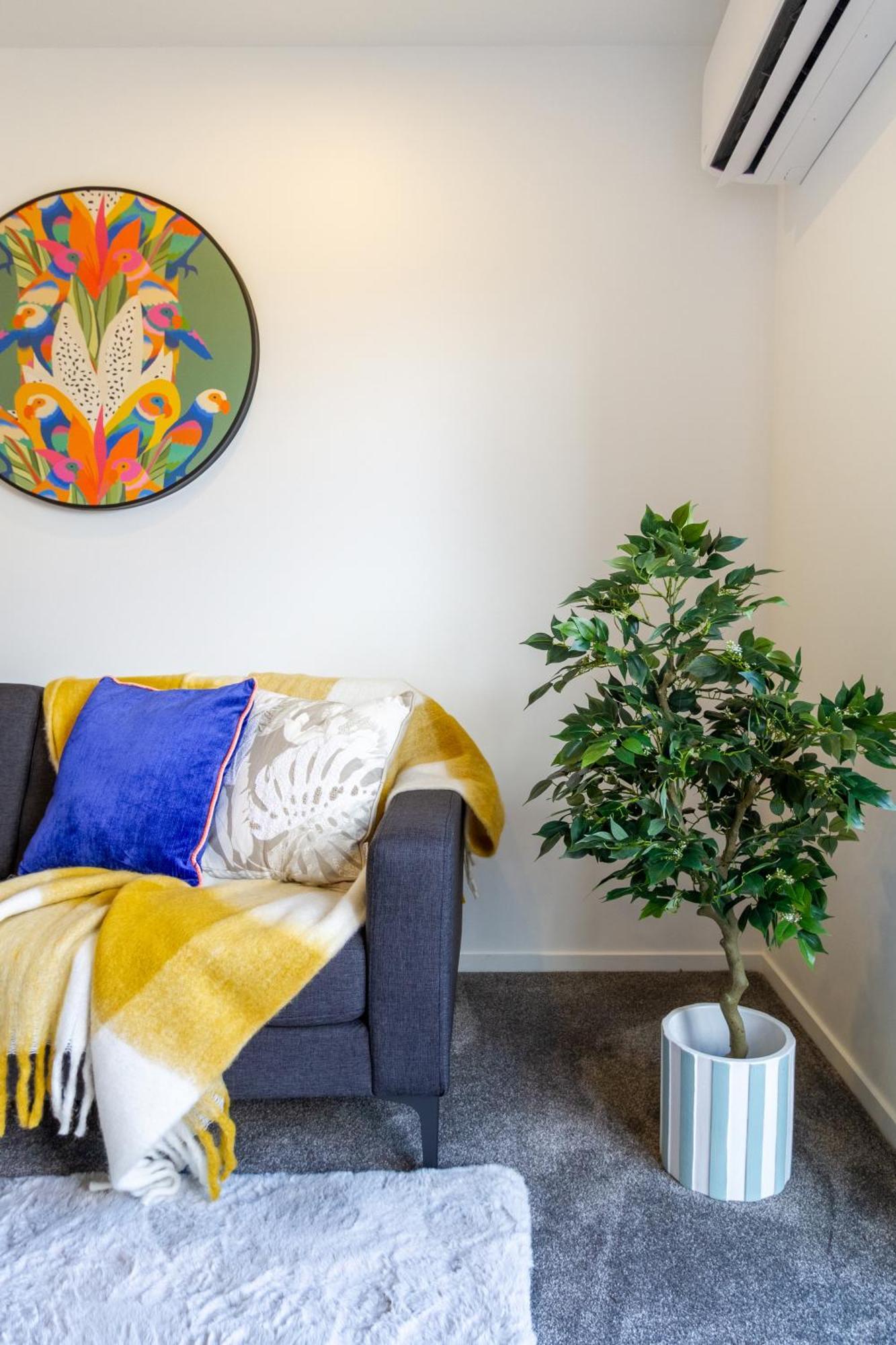 Conveniently Located 2br Townhouse In West Akl