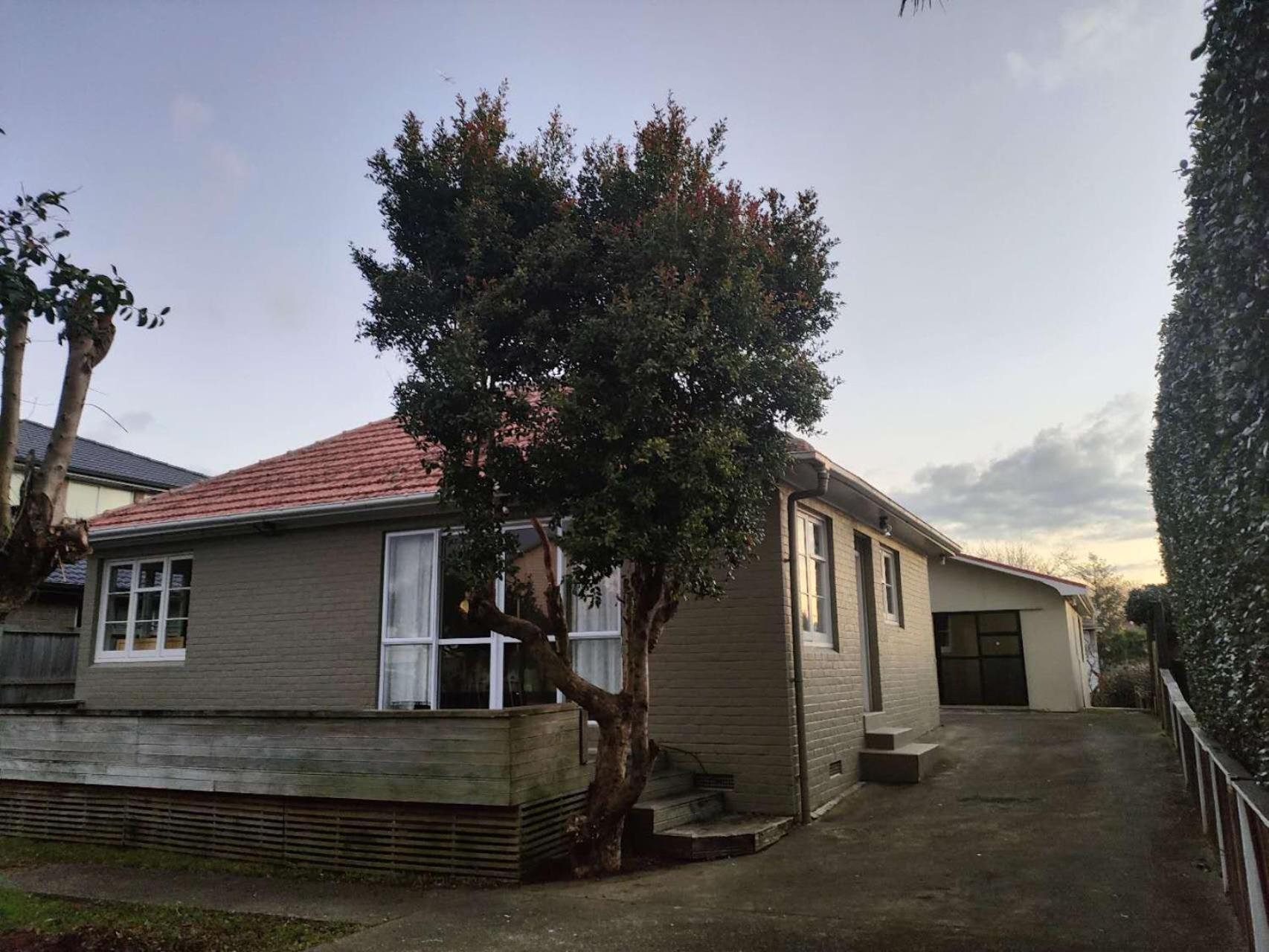 Holiday home 7 Beds Including 4 Double Beds, 1 Single Bed, 2 Double Sofa Beds, 8 Renton Road, Mt Albert,