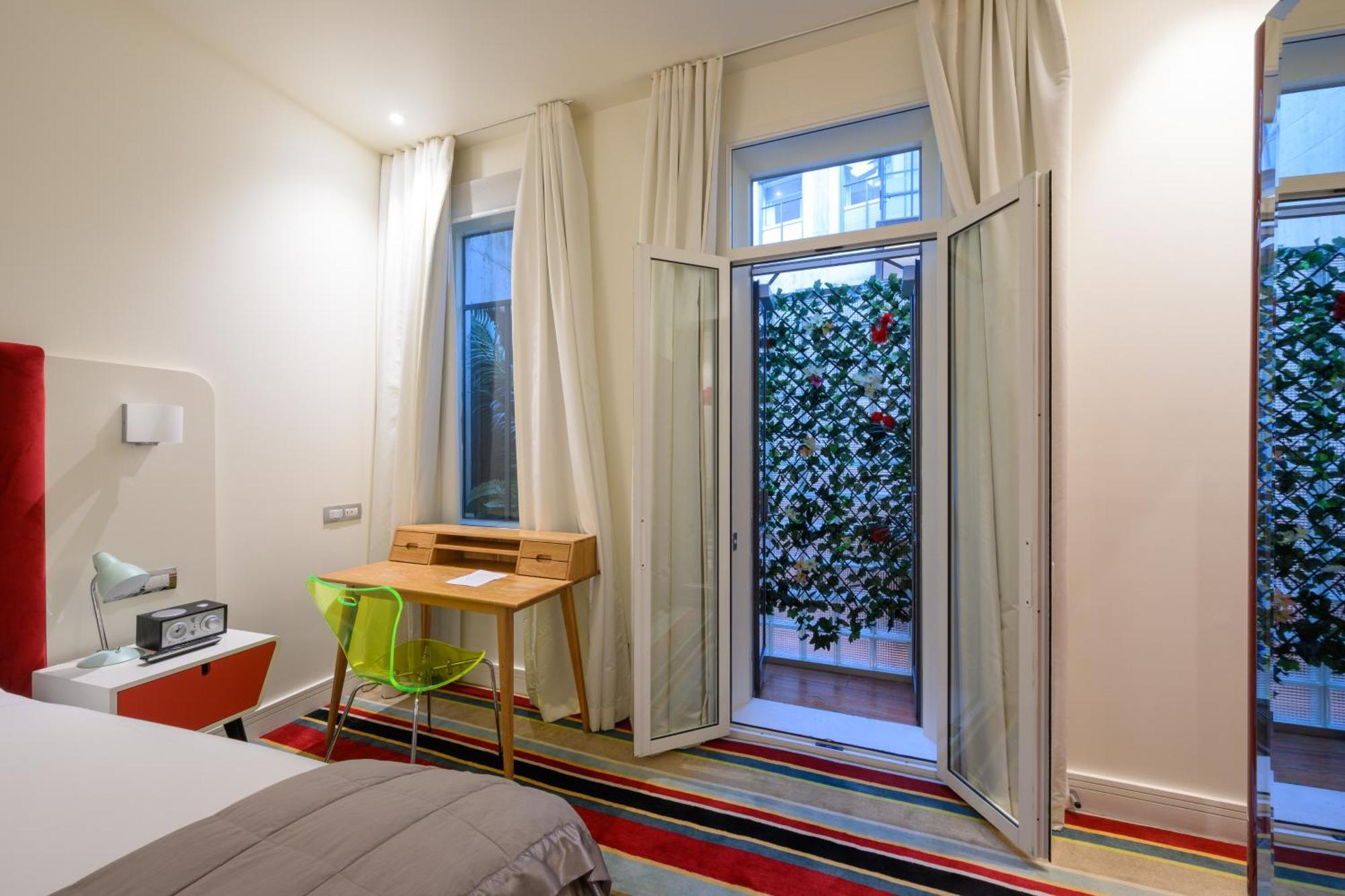 Debrett Hotel