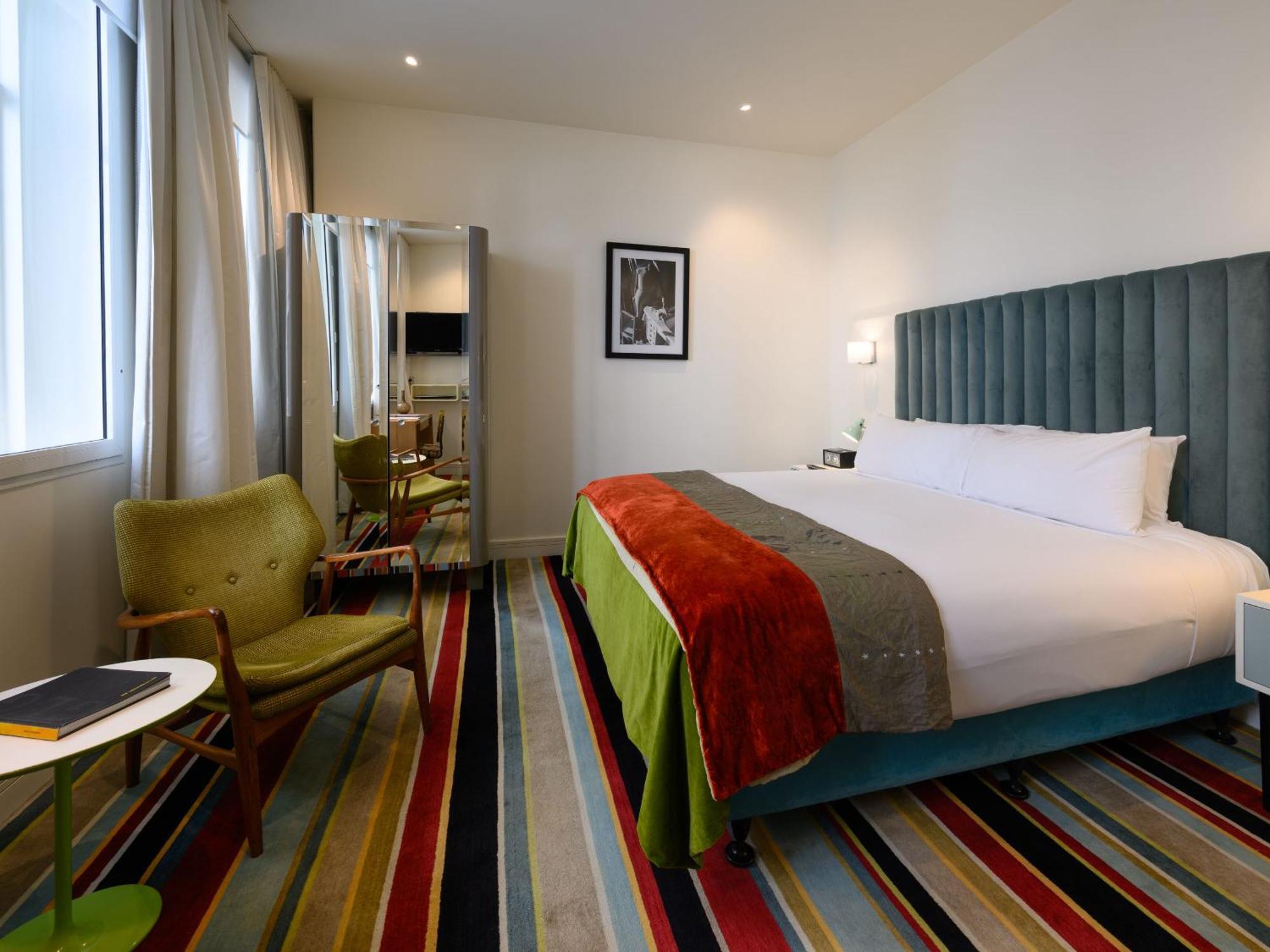 Debrett Hotel