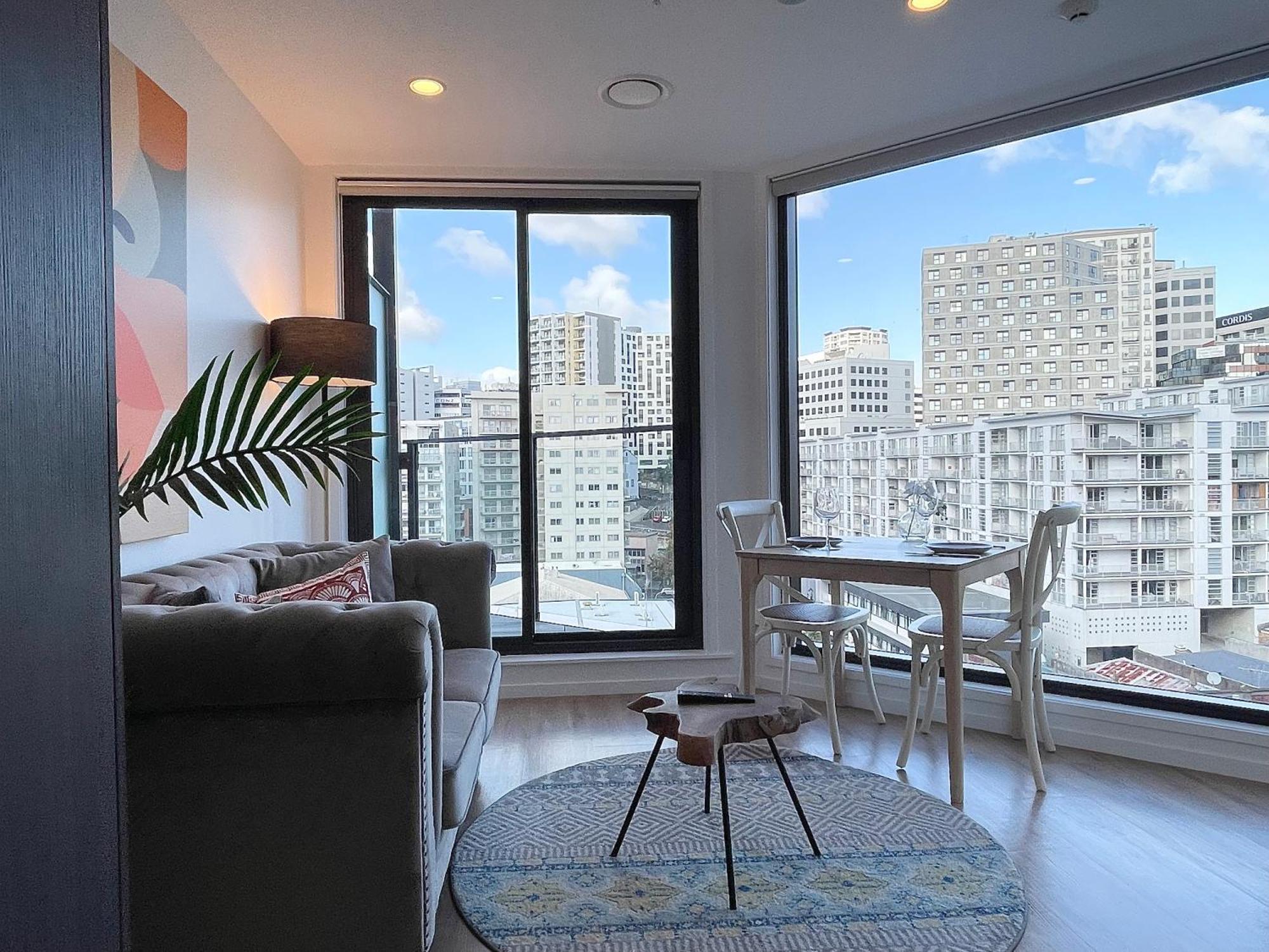 Cbd High-rise Beautiful View Apartment
