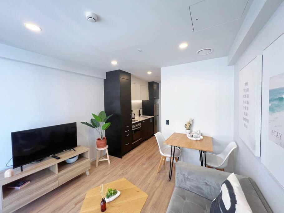 Apartment View With Pool & Gym Auckland
