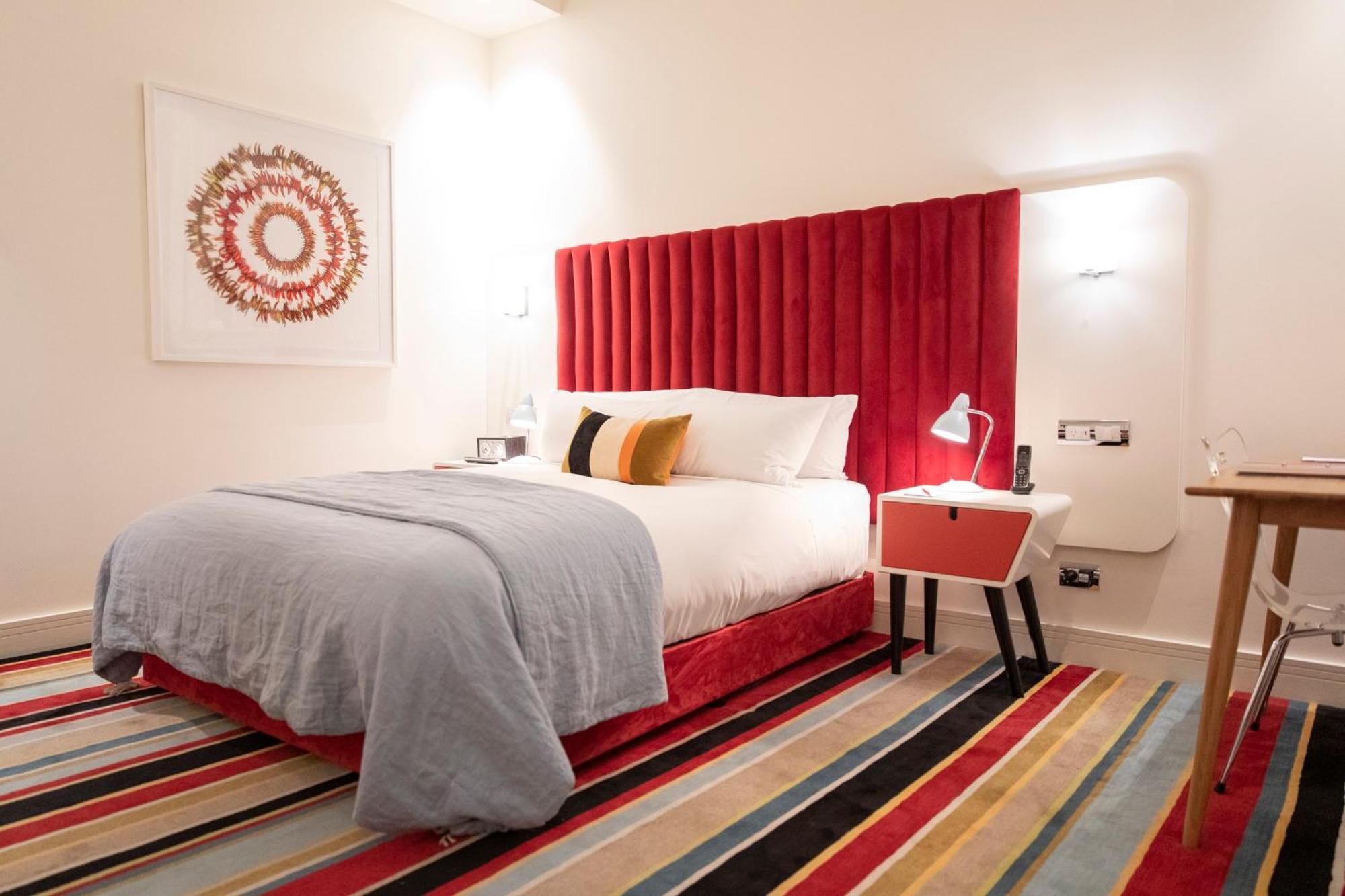 Debrett Hotel