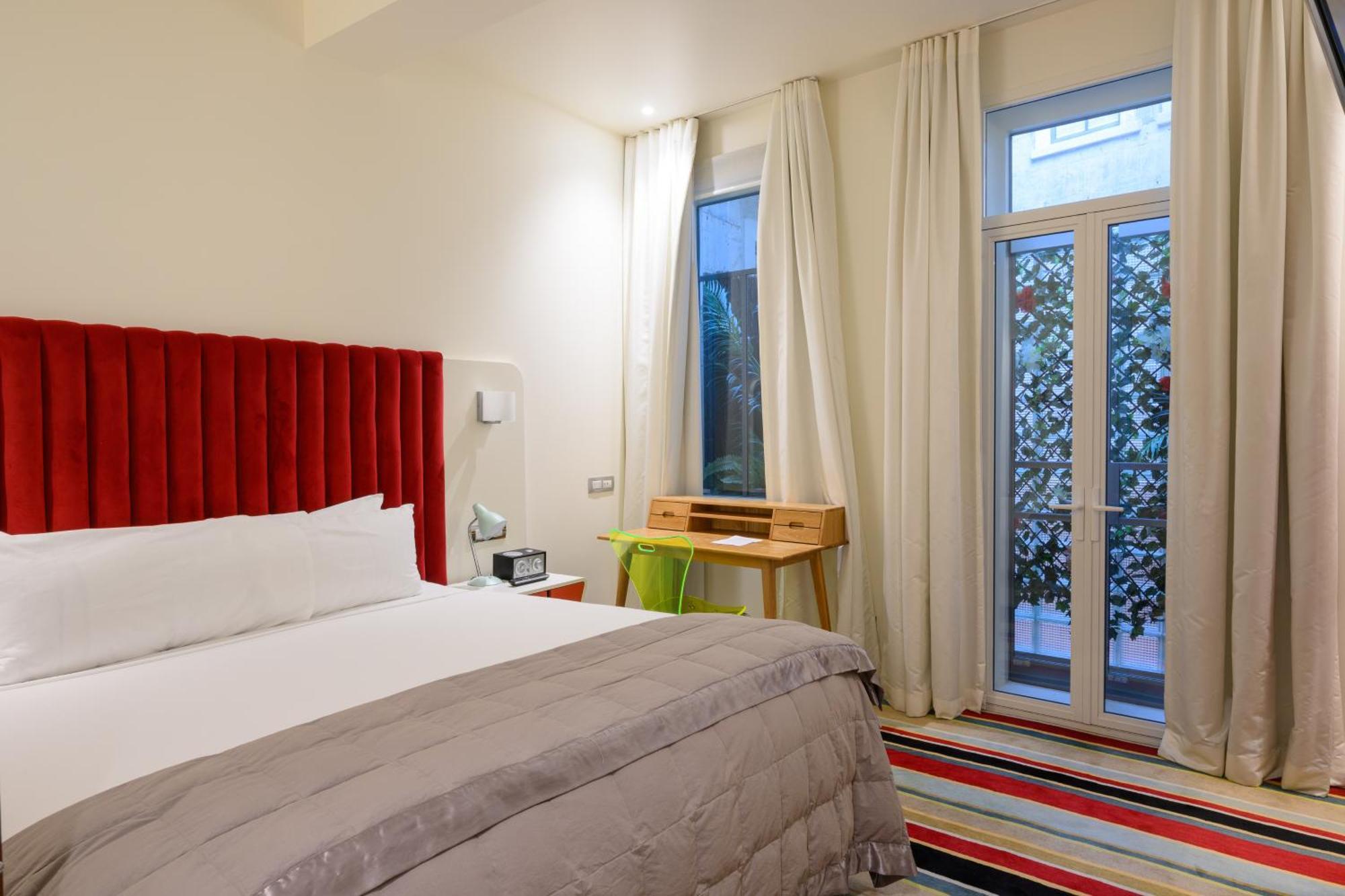 Debrett Hotel