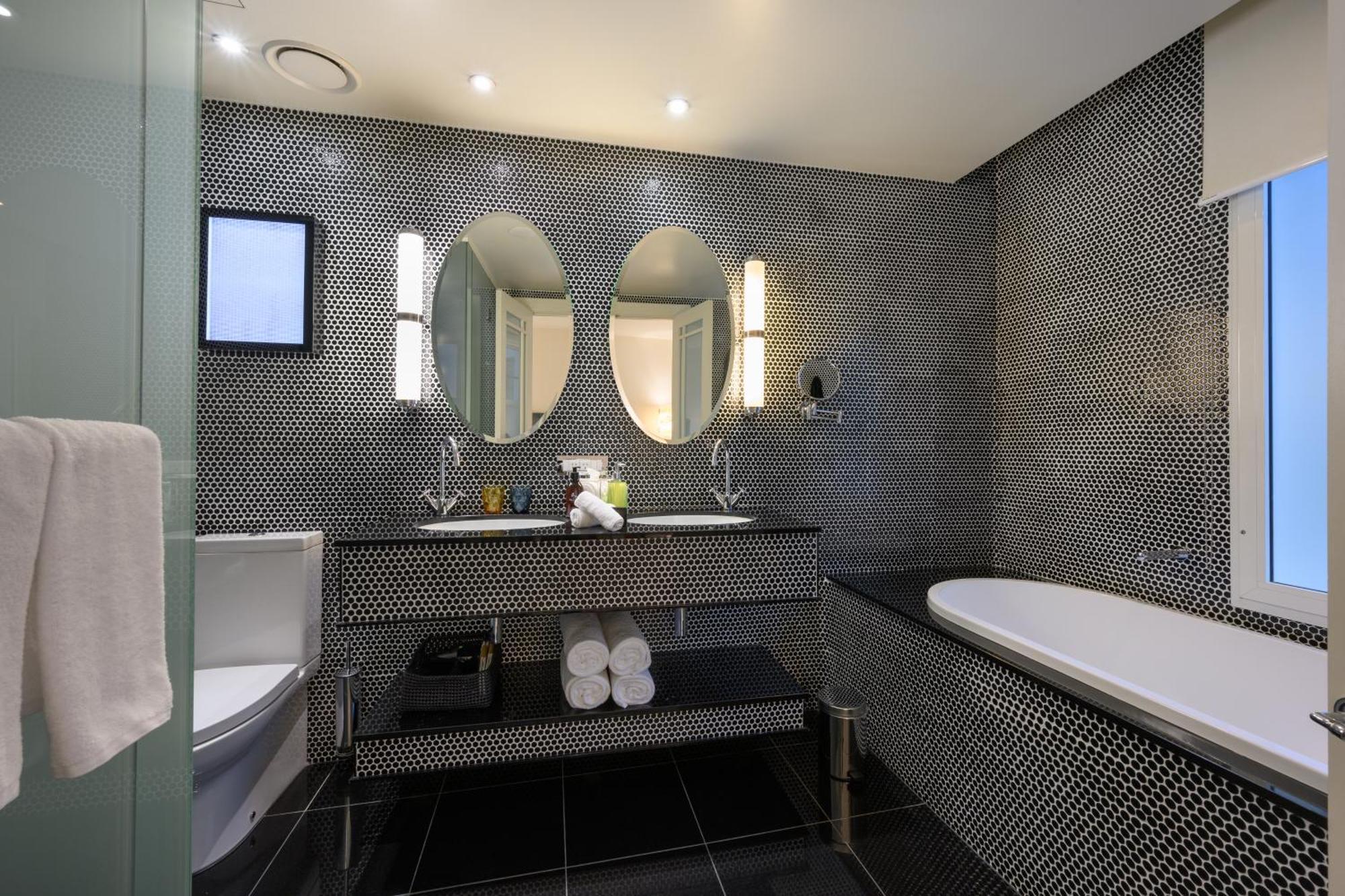 Debrett Hotel 5*