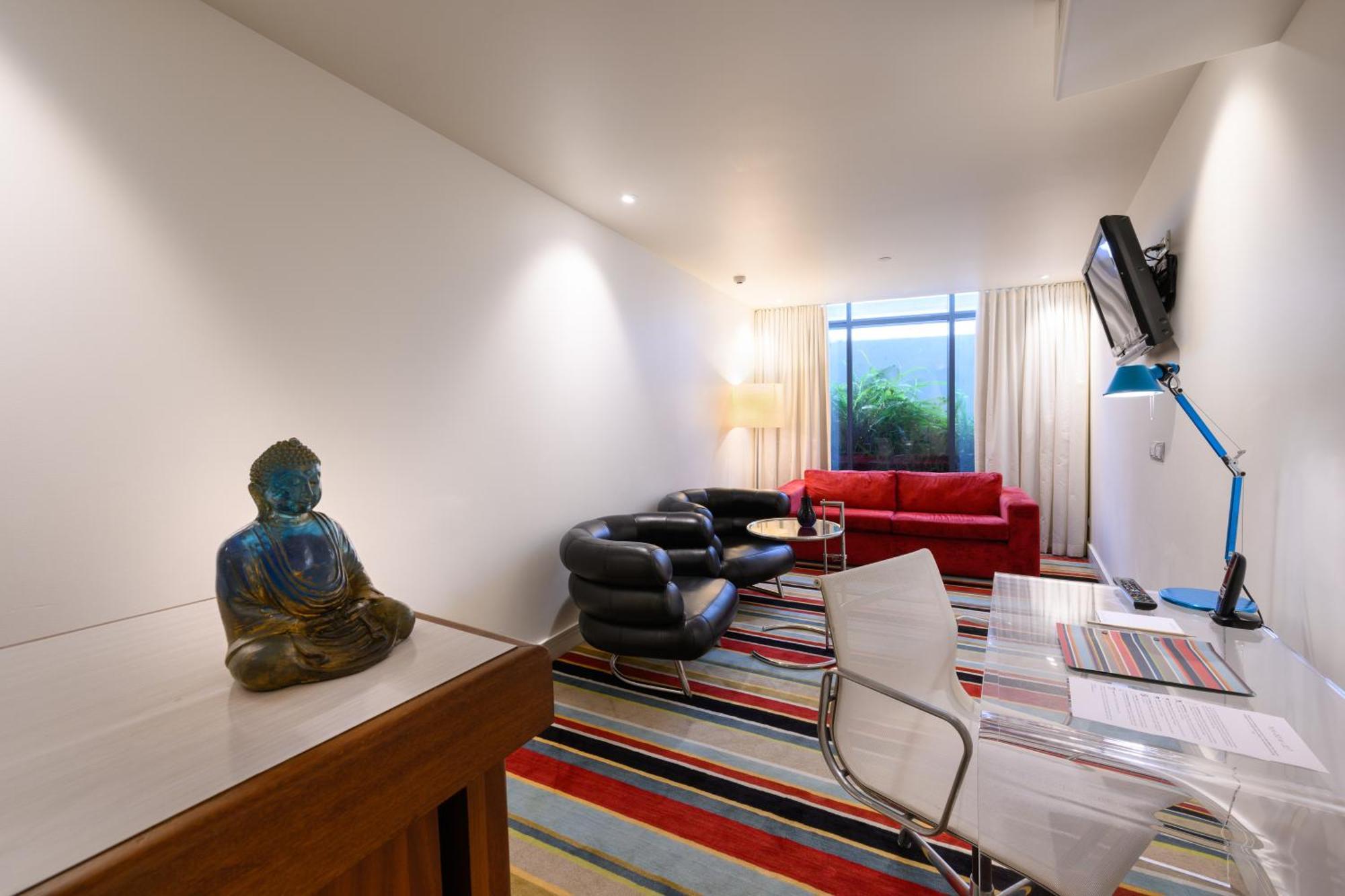 Debrett Hotel