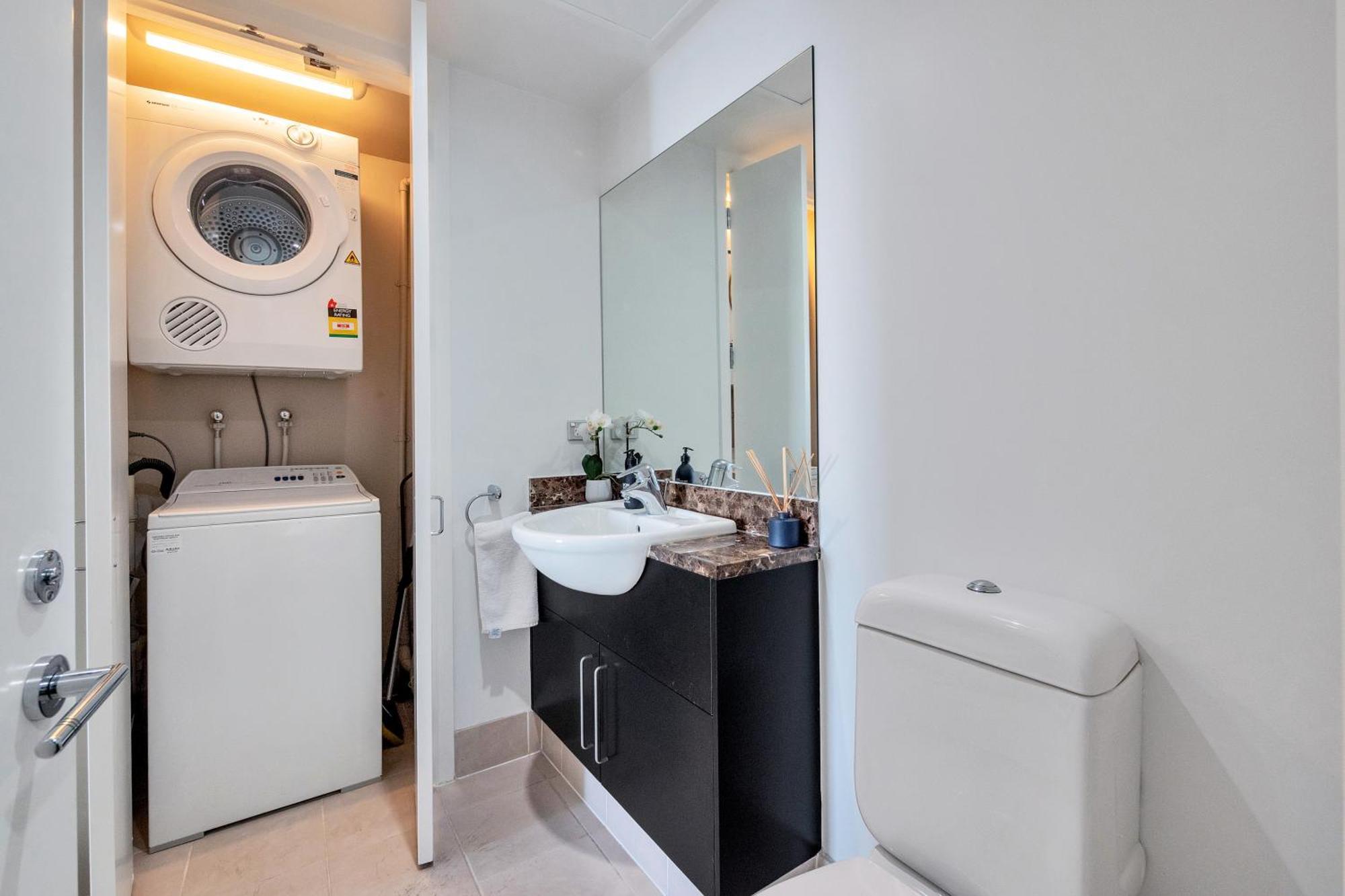 Apartment Viaduct Chic Luxury Waterfront Views!