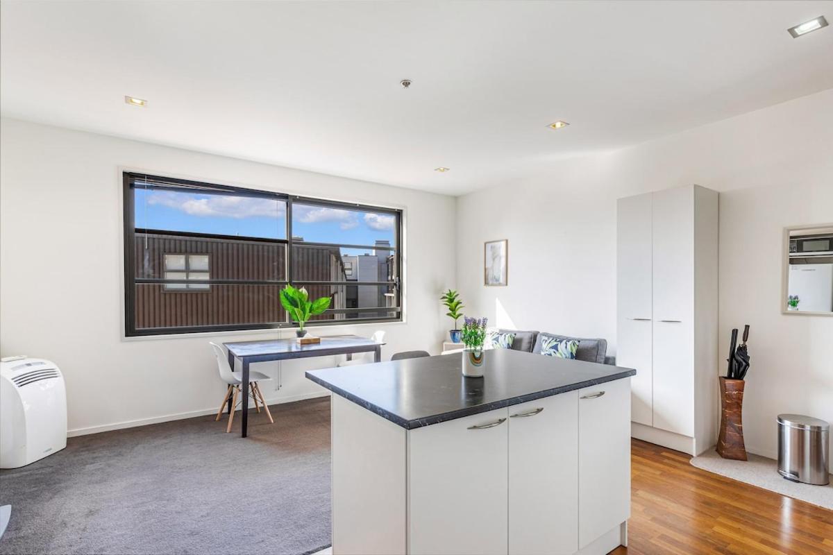 Modern Retreat In Centre * Auckland