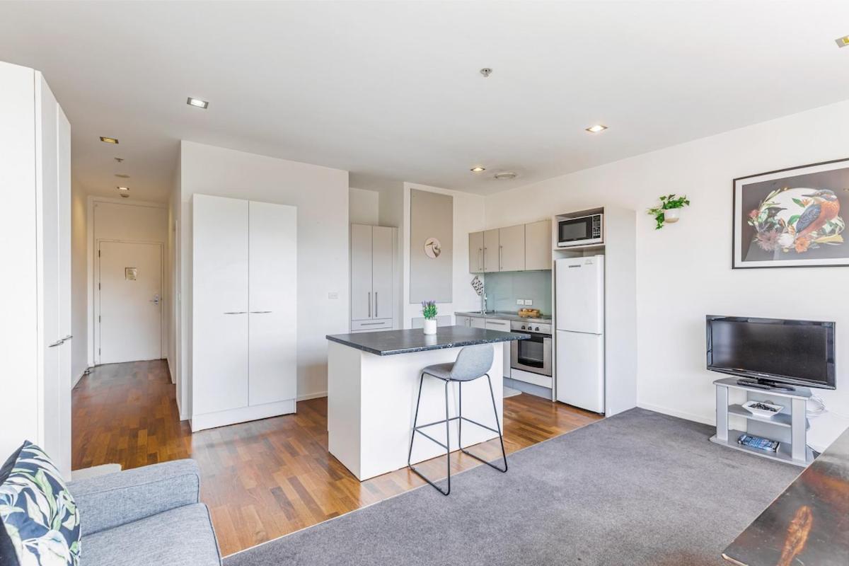 Modern Retreat In Centre *