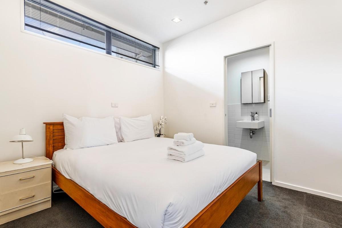 Modern Retreat In Centre * Auckland