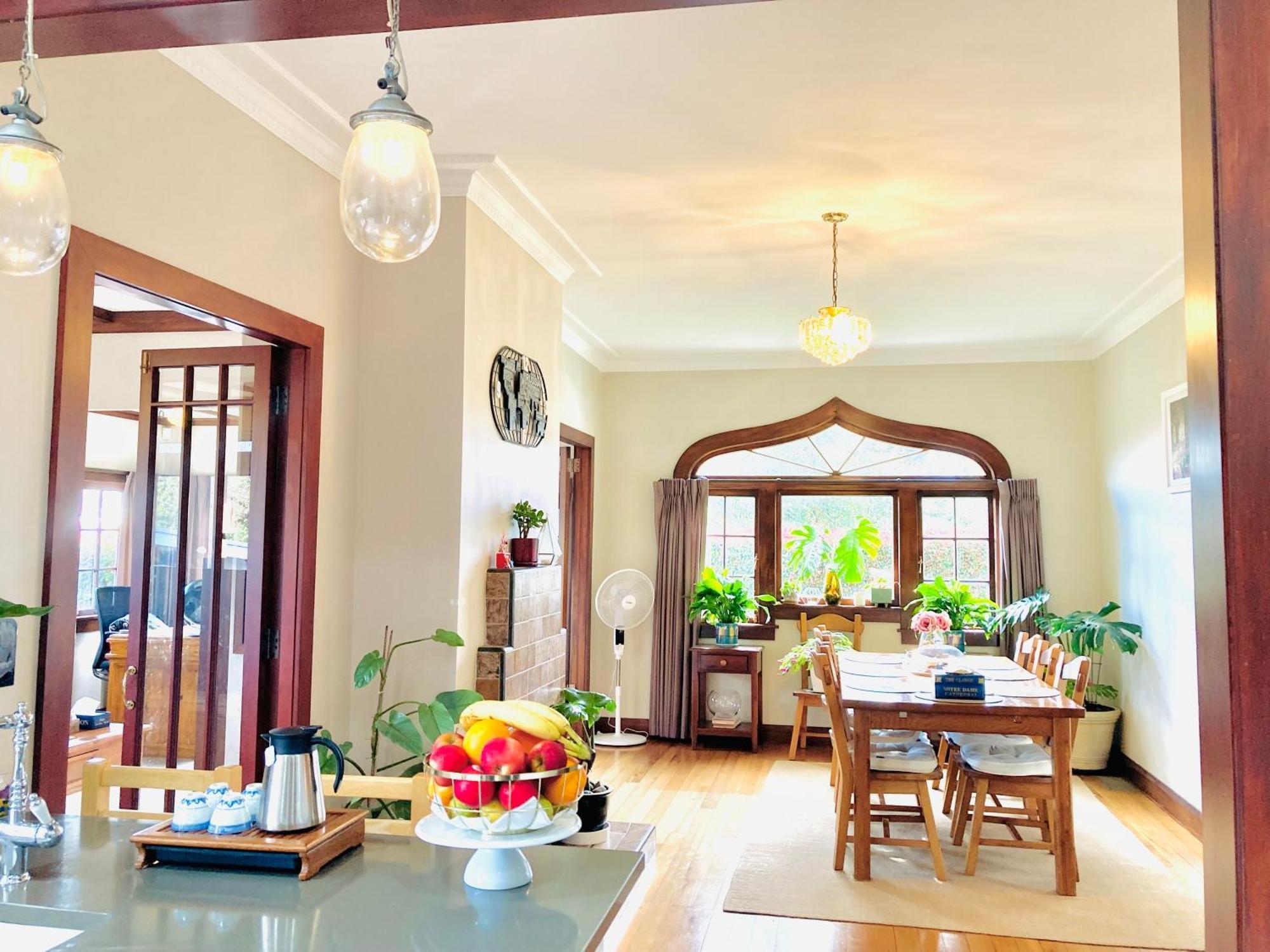 Spacious And Sunny Master Bedroom In A Homestay