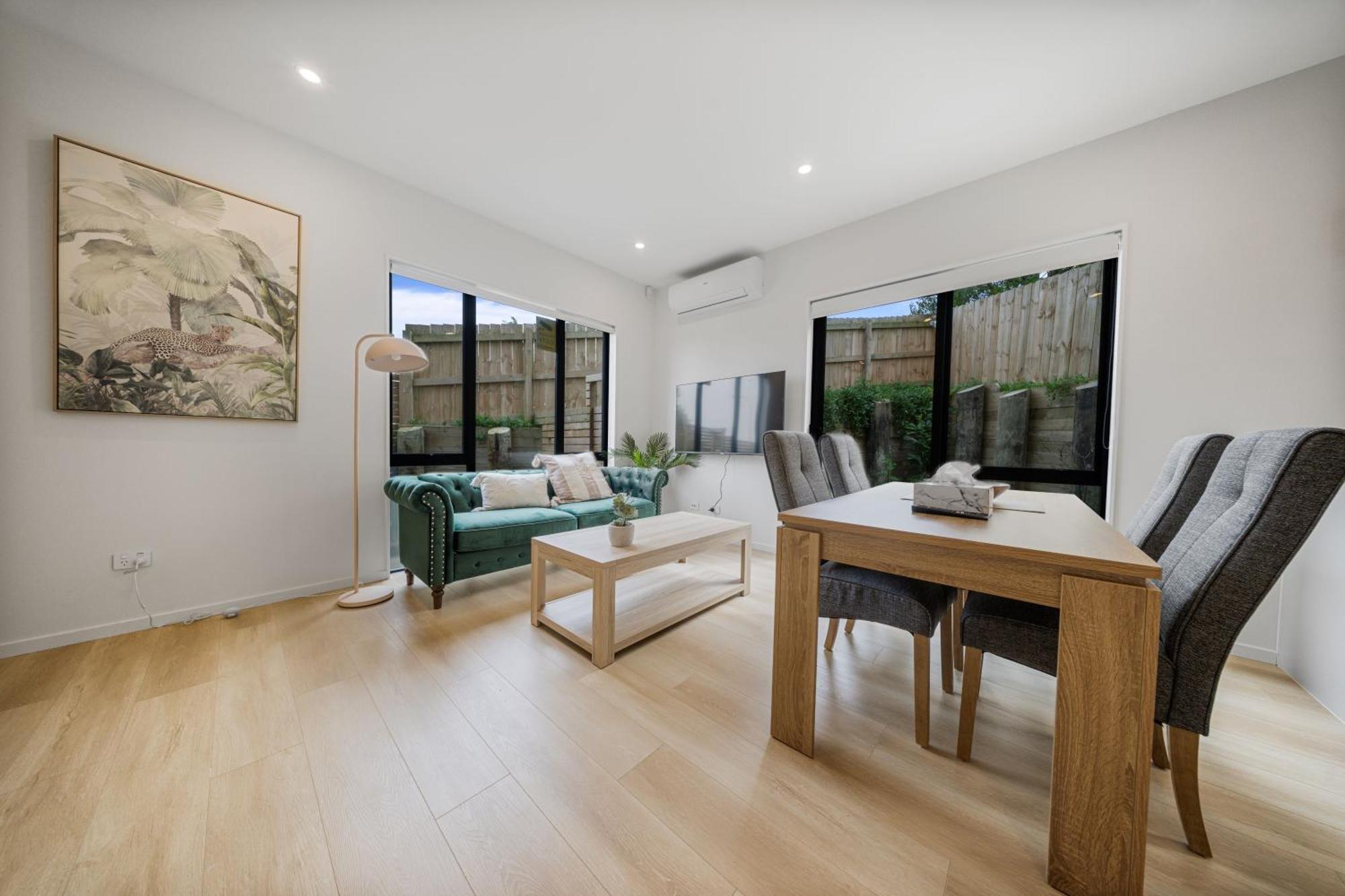 West Harbour Modern 4-bedroom Retreat Holiday home Auckland