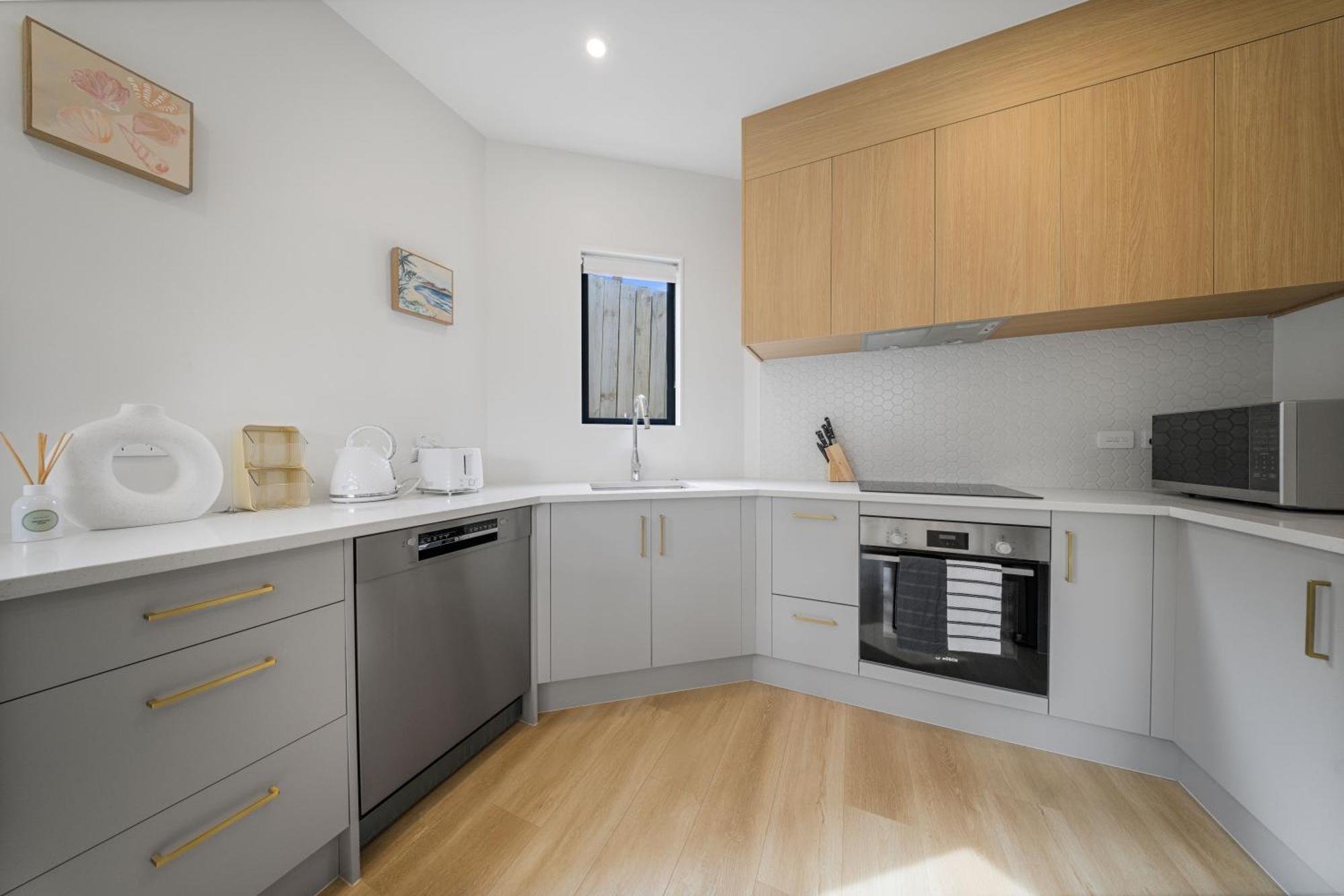 West Harbour Modern 4-bedroom Retreat *