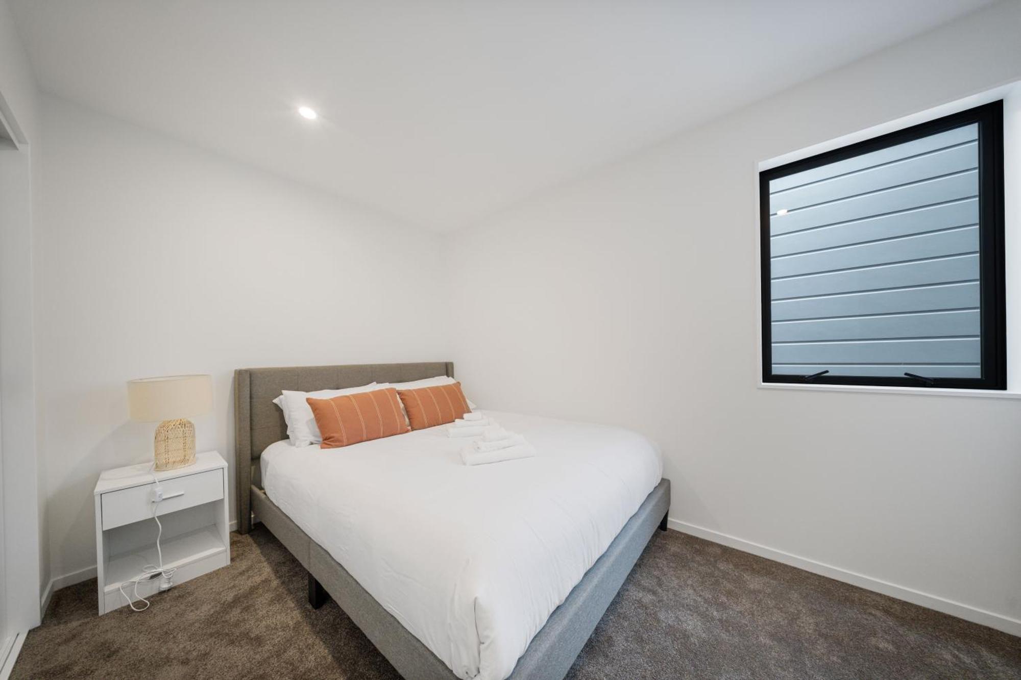 West Harbour Modern 4-bedroom Retreat