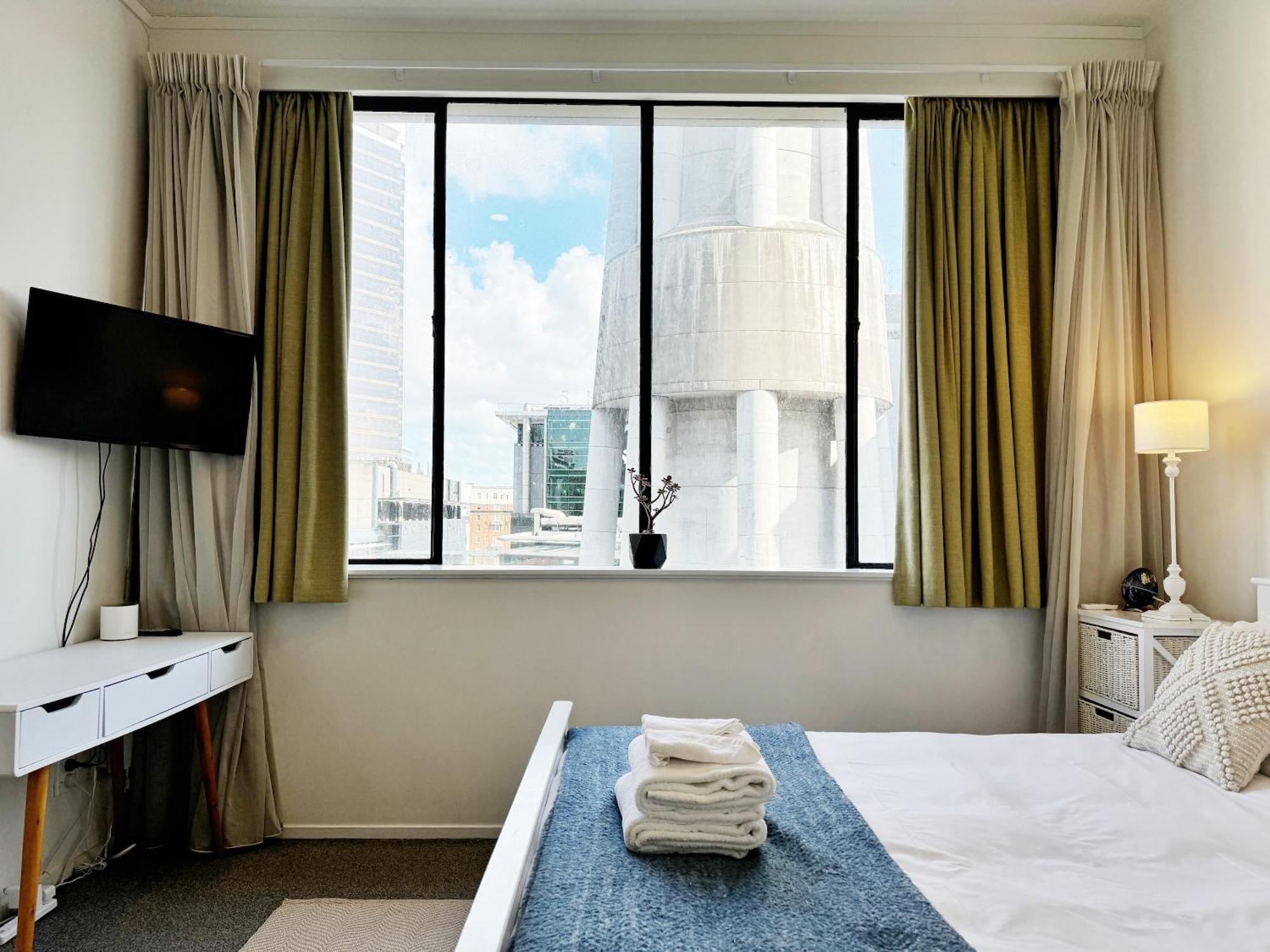 Skytower Views, Washer & Dryer, Tv! * Auckland
