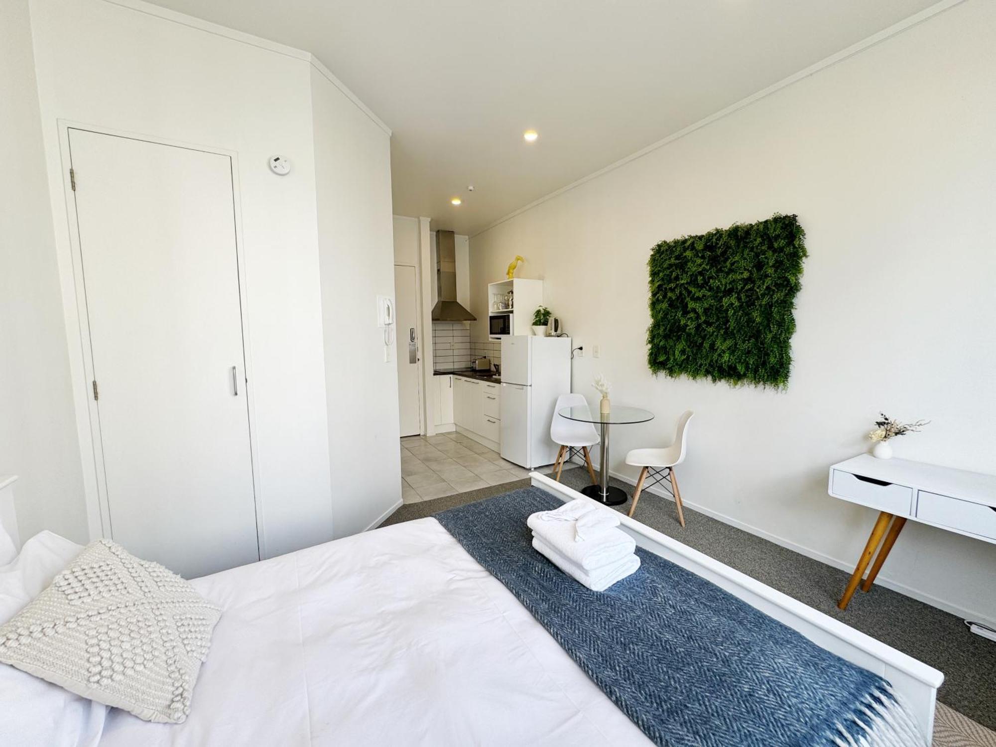 Apartment Skytower Views, Washer & Dryer, Tv! *