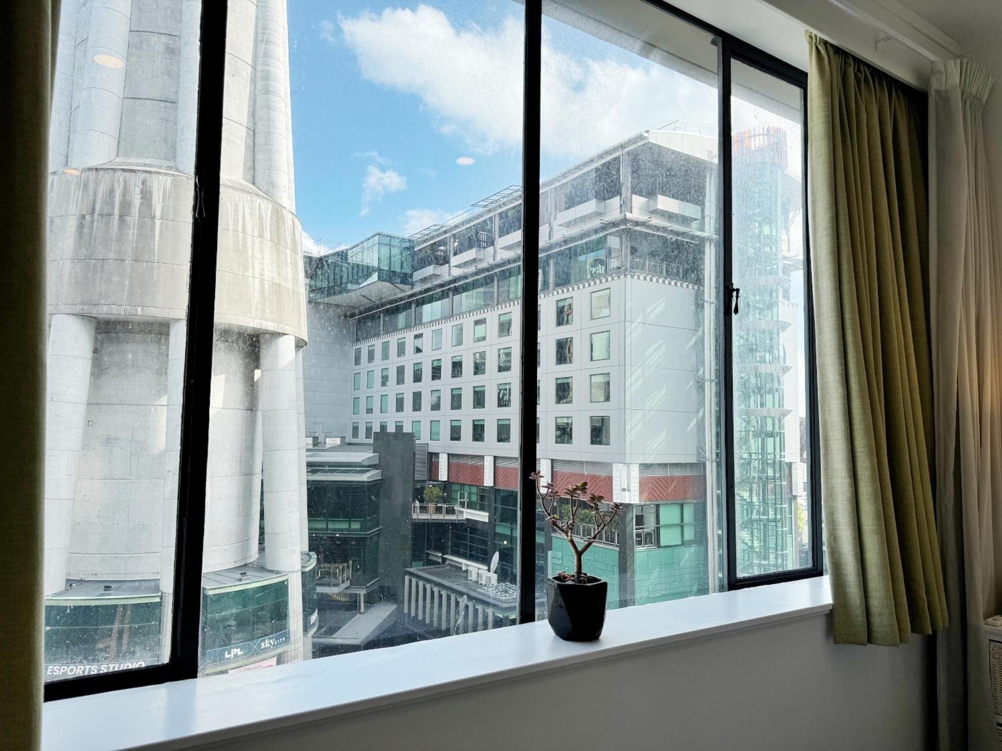 Skytower Views, Washer & Dryer, Tv! Apartment *