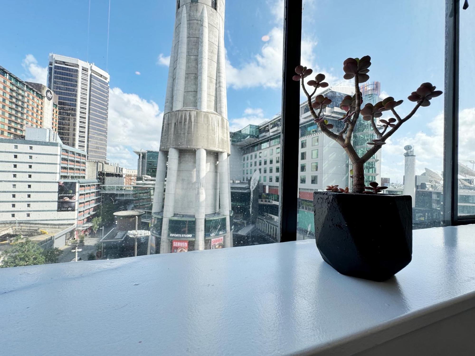 Skytower Views, Washer & Dryer, Tv!