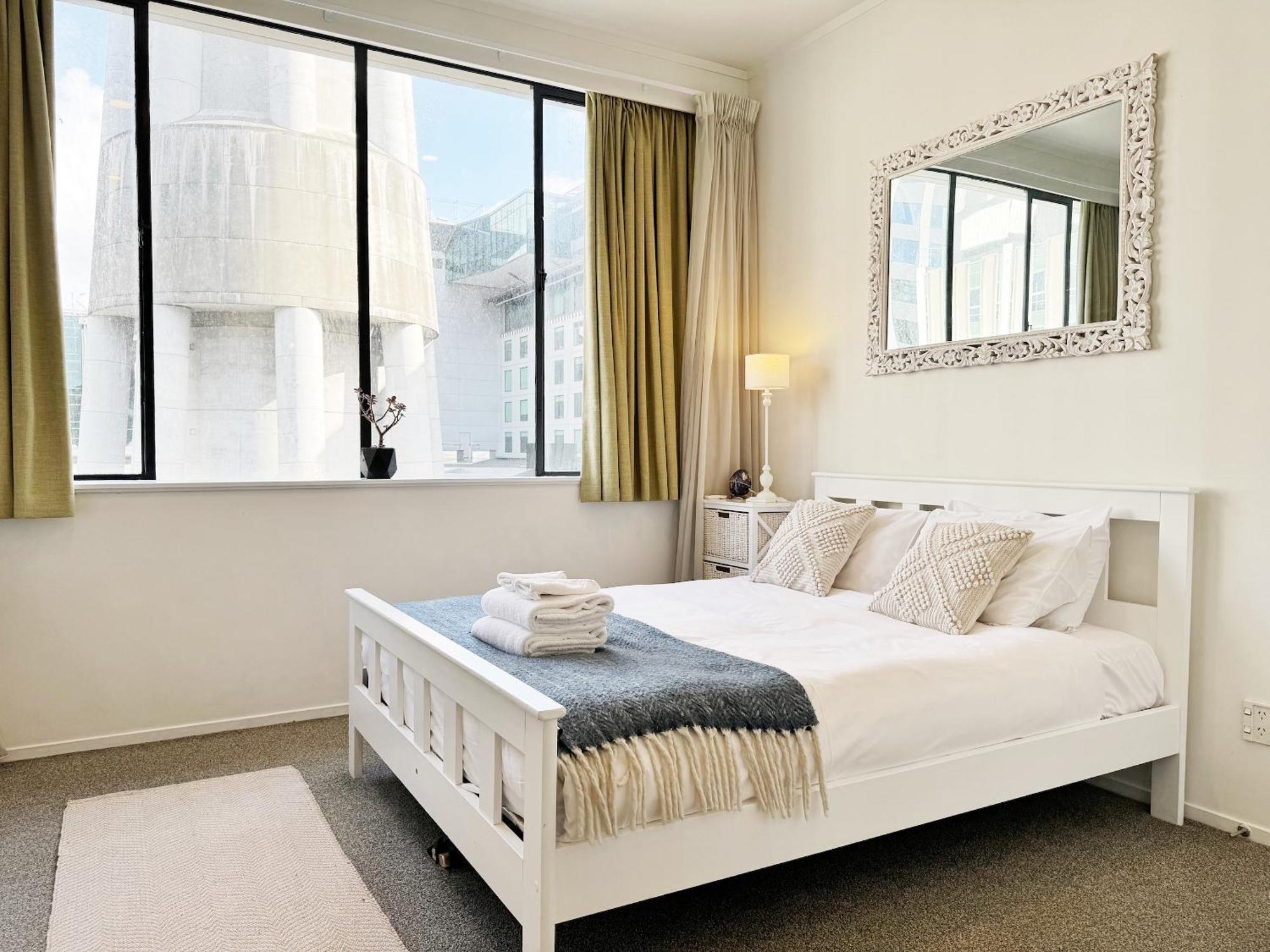 Skytower Views, Washer & Dryer, Tv! * Auckland