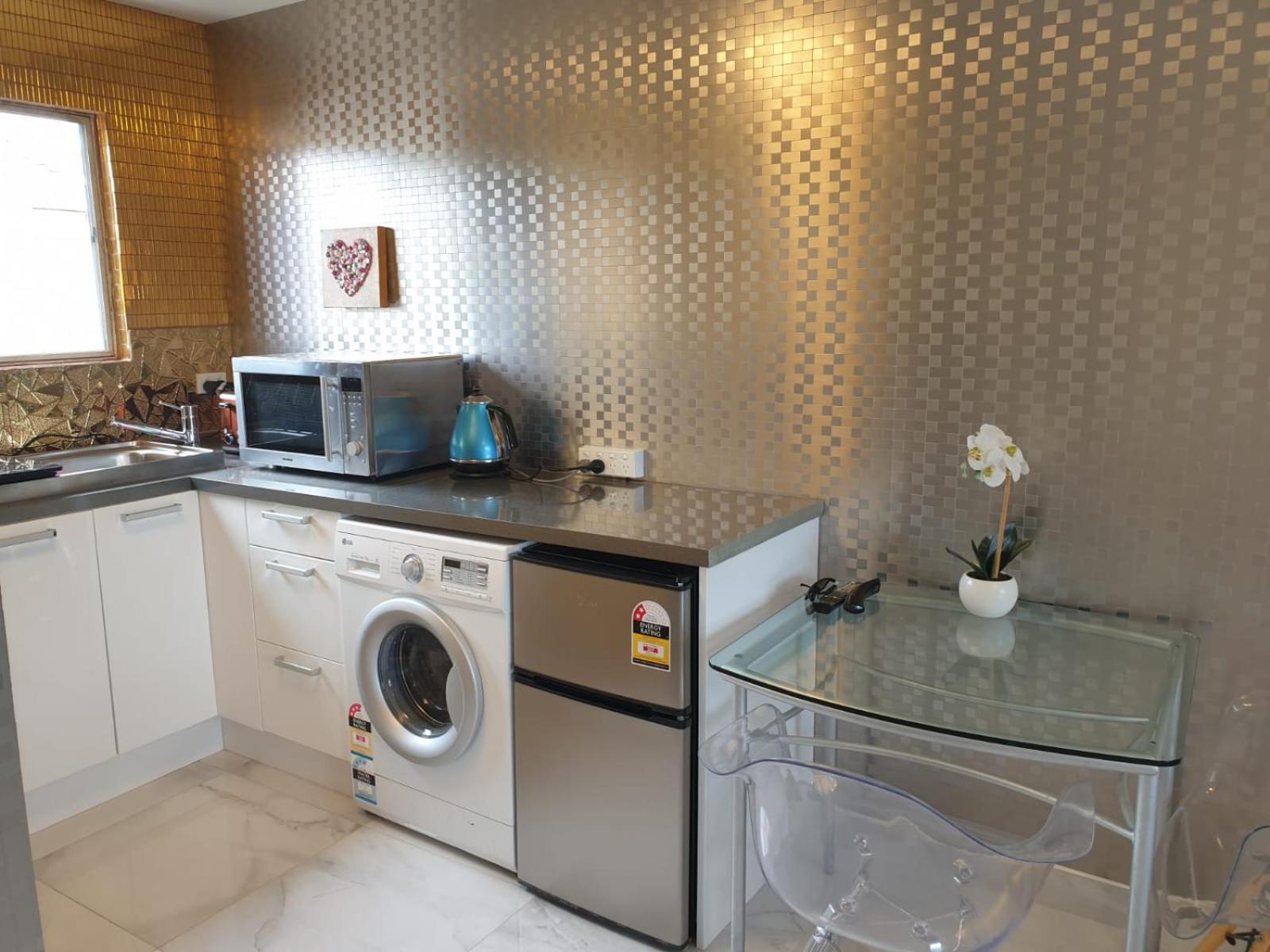 Cute Comfortable, Quiet 11 With Carpark Apartment *