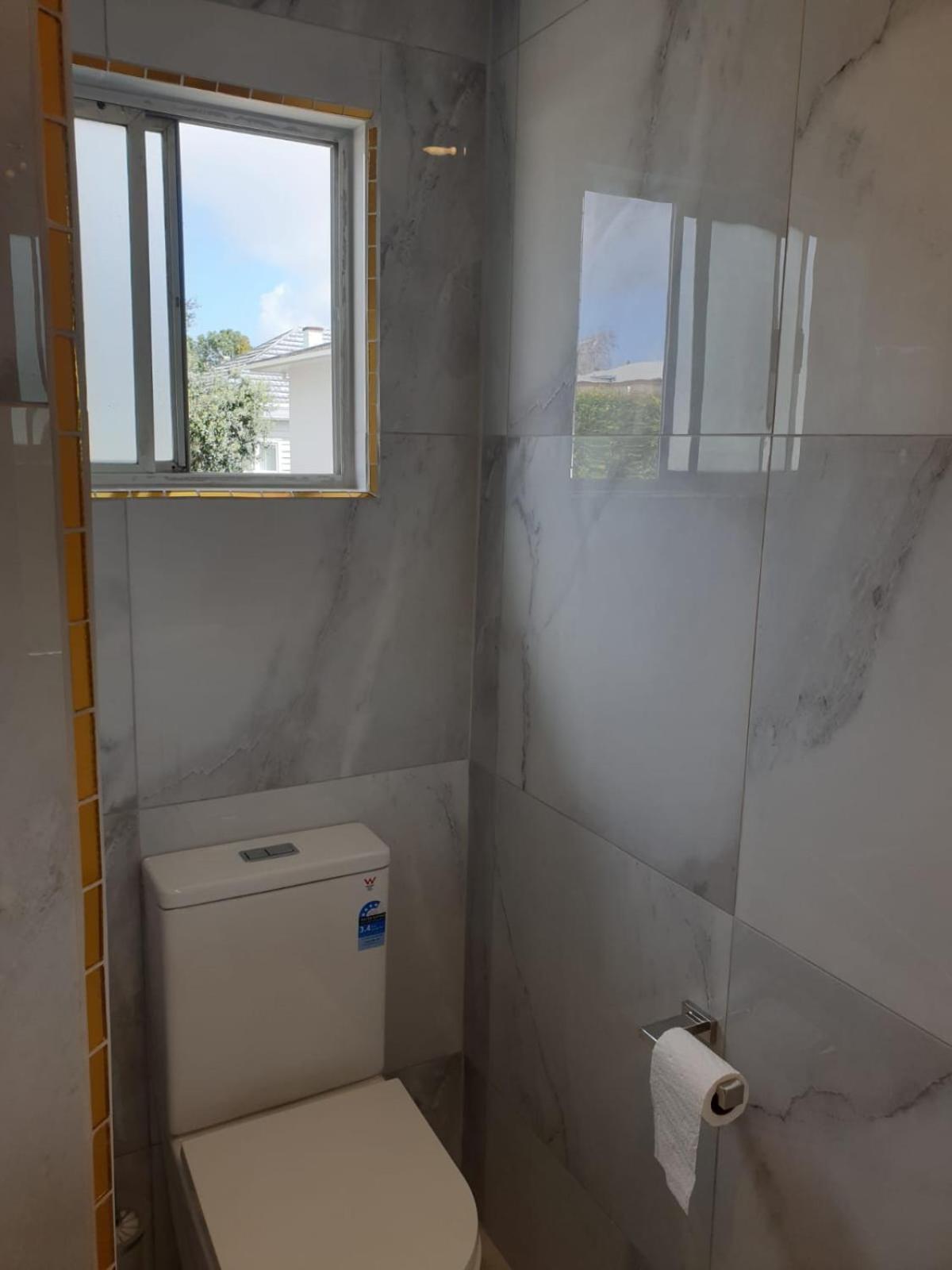 Cute Comfortable, Quiet 11 With Carpark Apartment Auckland