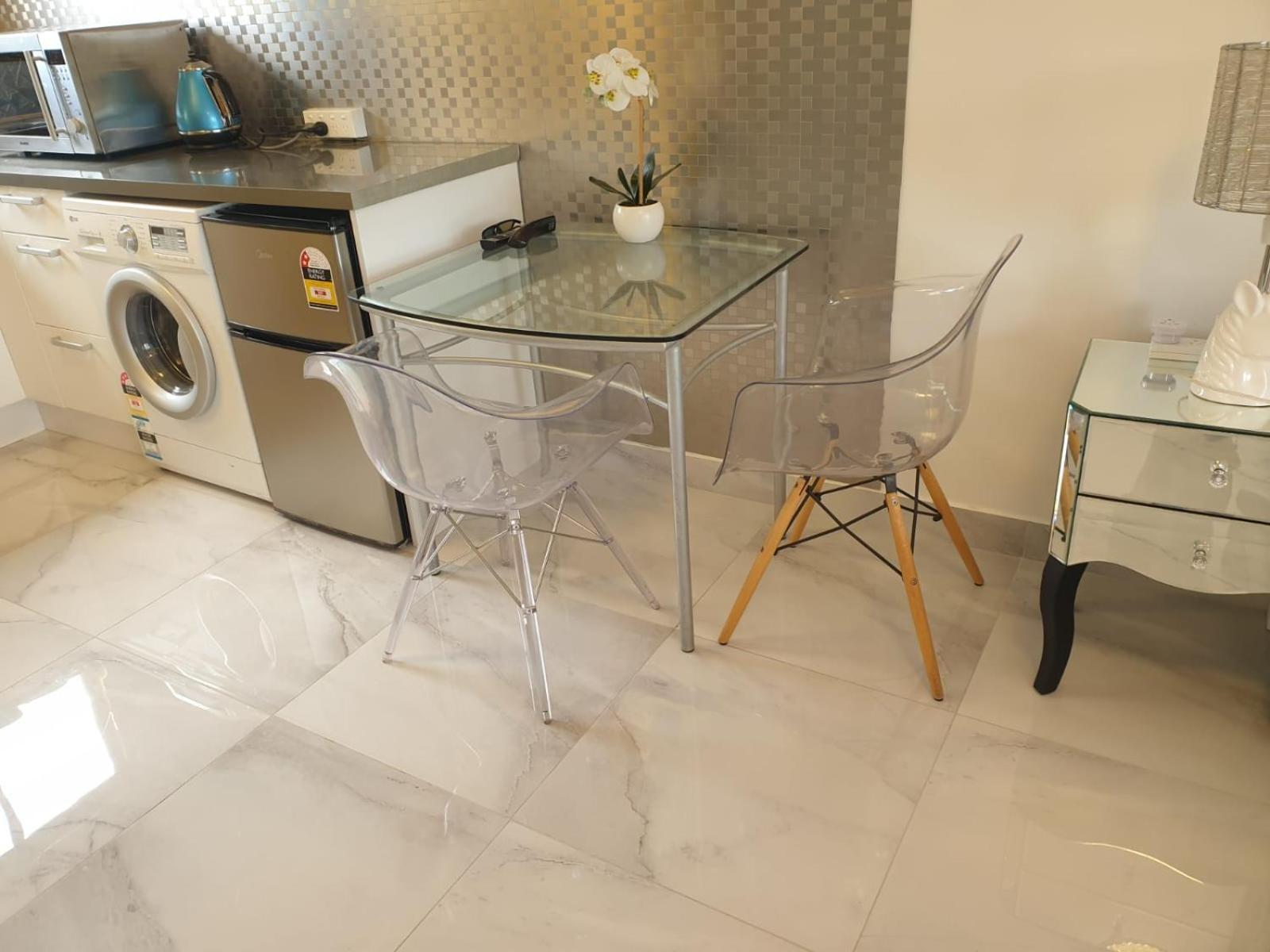 Cute Comfortable, Quiet 11 With Carpark