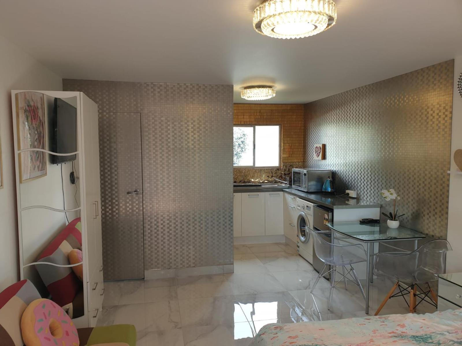 Cute Comfortable, Quiet 11 With Carpark Apartment