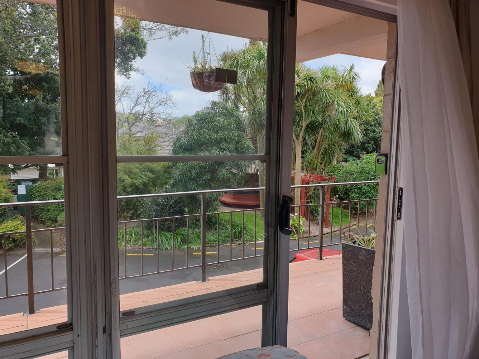 Cute Comfortable, Quiet 11 With Carpark Apartment Auckland