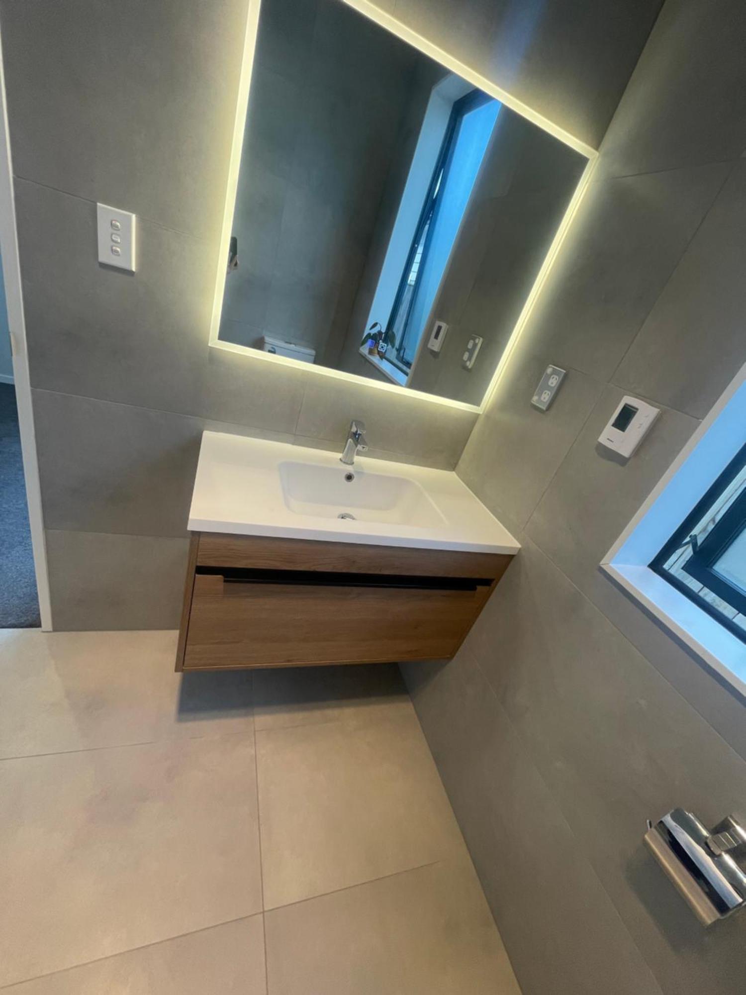 Scott Point Private Entry Flat Offers The Entire Living Room, Bedroom And Ensuite, Parking Available