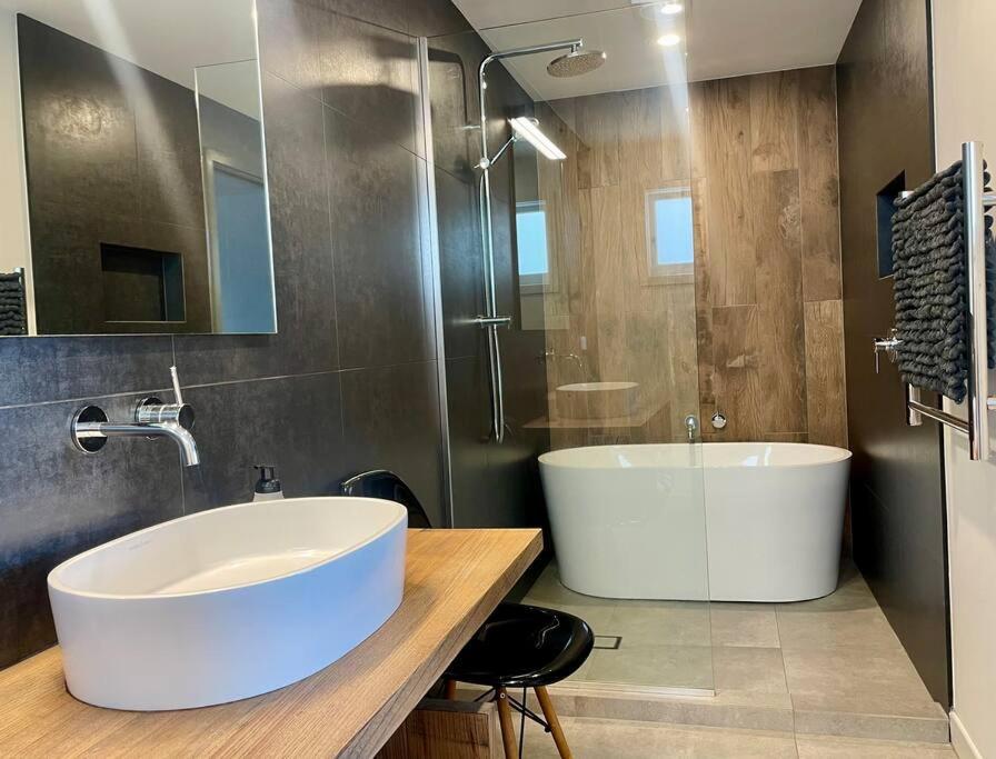 Arohanui Waterfront Apartment Auckland