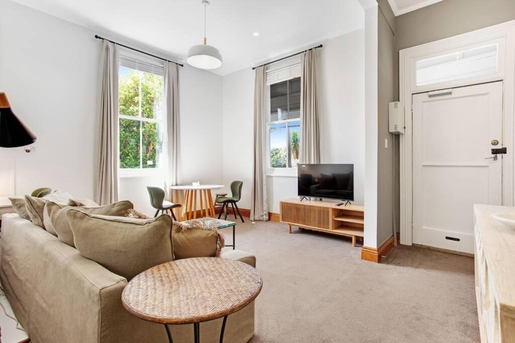 Modern Style - Classic Charm Off Street Parking Apartment Auckland