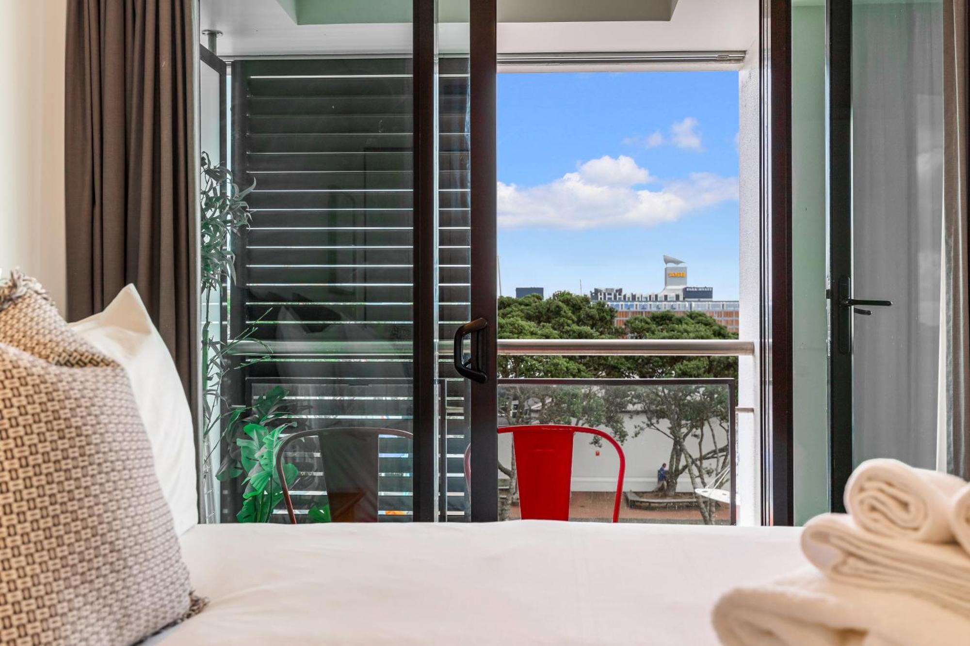 Viaduct Harbour Views W Free Parking! Apartment