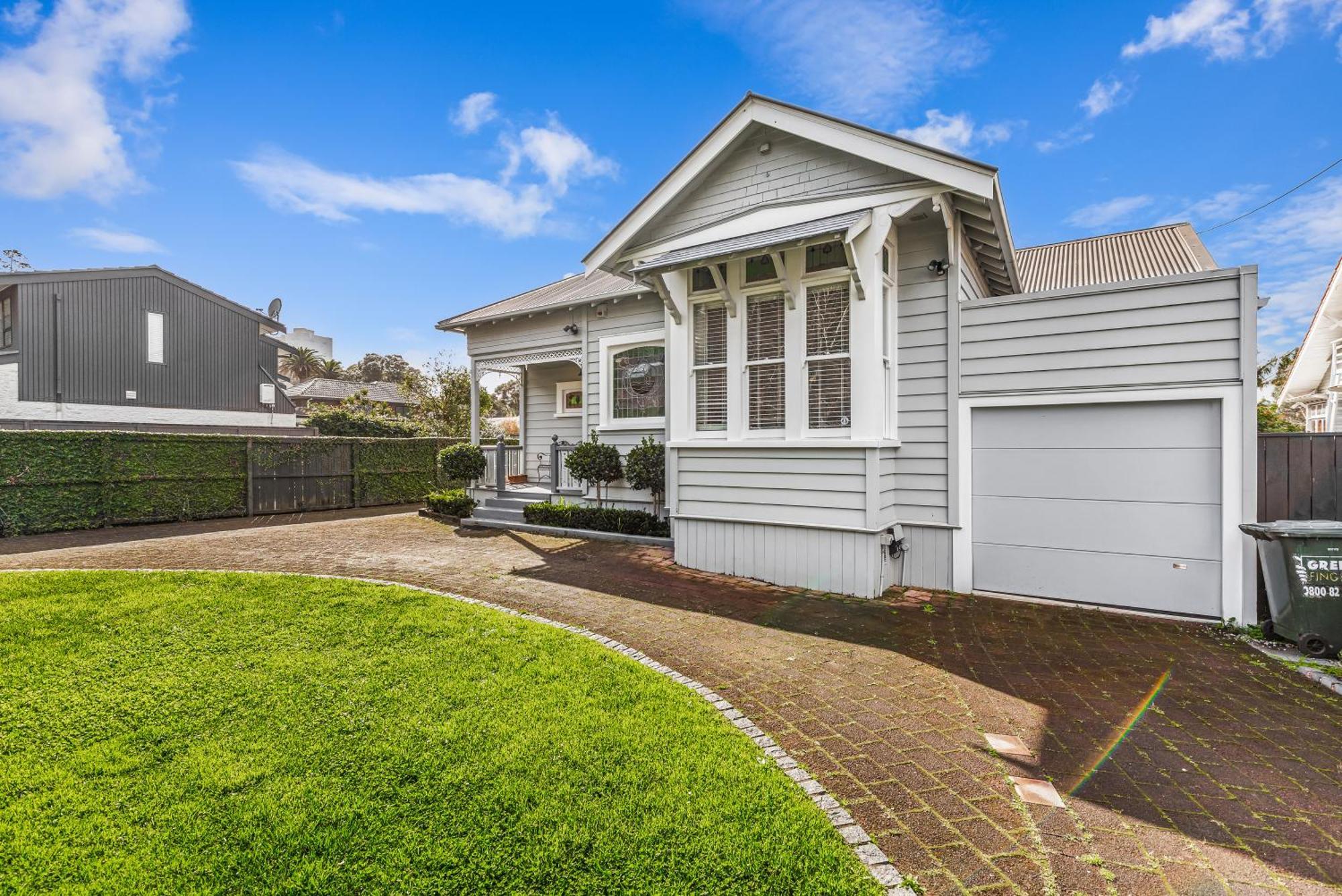 Elegant 3br With Private Pool Auckland