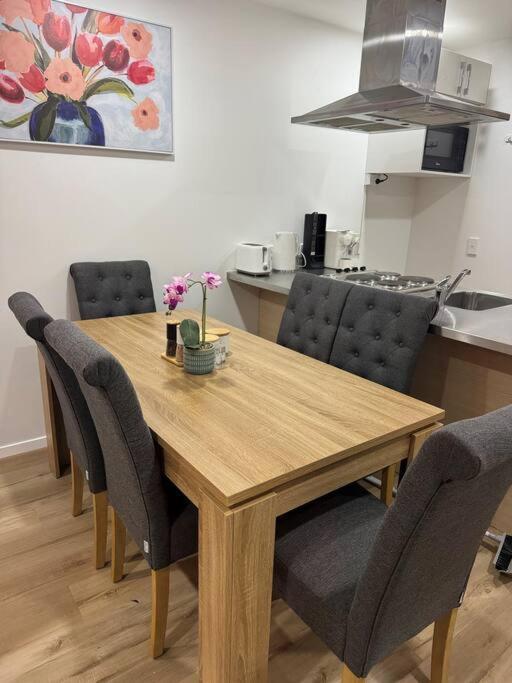 Stunning 3 Bd 2 Bth Pool And Carpark Apartment