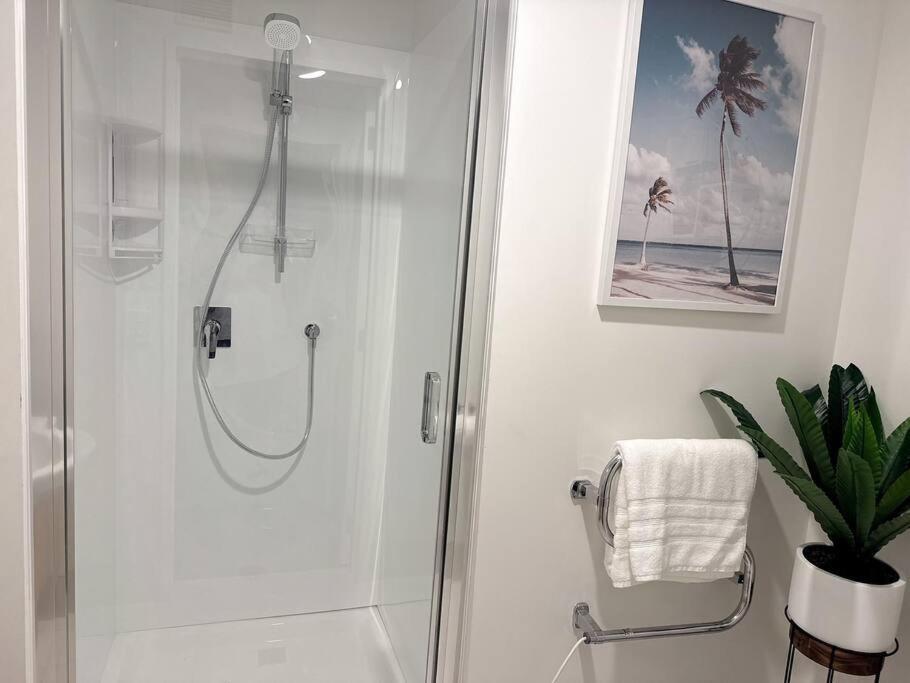 Stunning 3 Bd 2 Bth Pool And Carpark