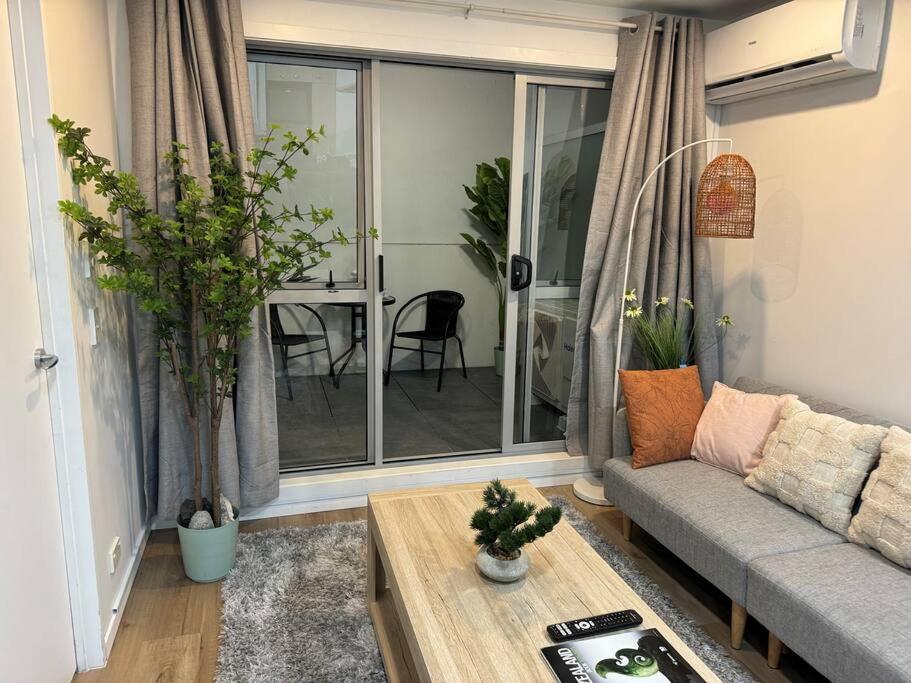 Stunning 3 Bd 2 Bth Pool And Carpark * Auckland