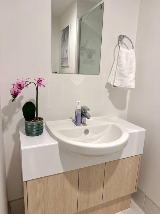 Stunning 3 Bd 2 Bth Pool And Carpark