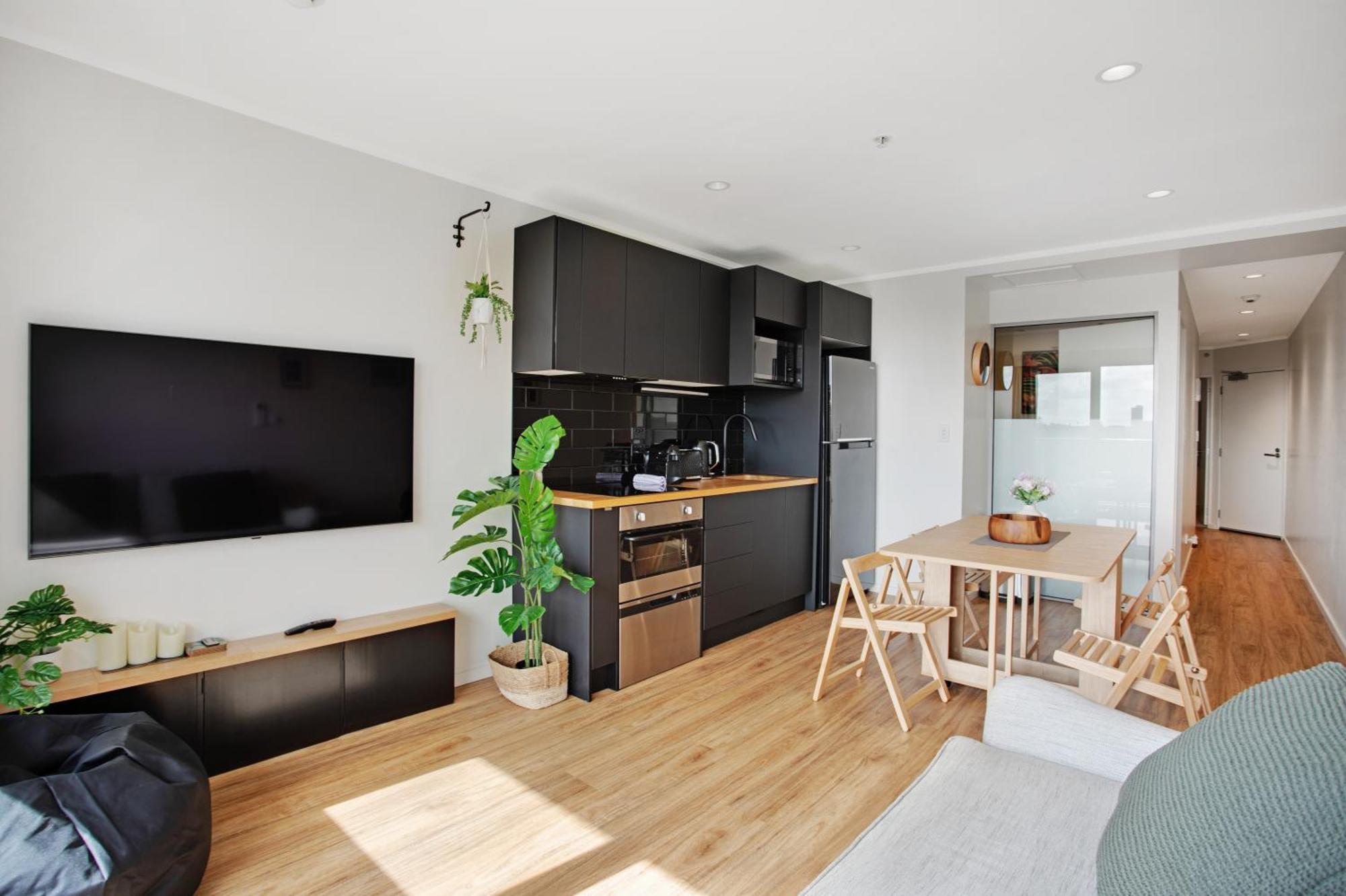 Apartment Escape With Views, Pool - Gym