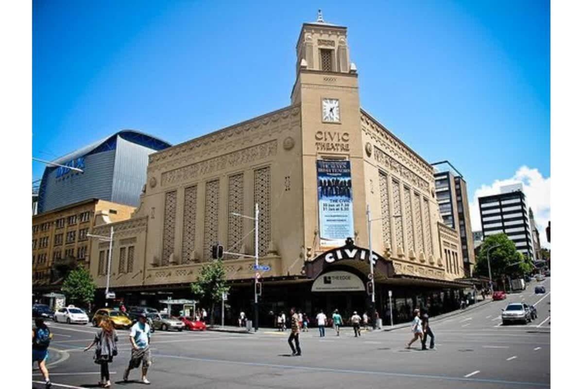 Just Opposite To Sky Tower , 2 Bed 2 Bath In Cbd Apartment