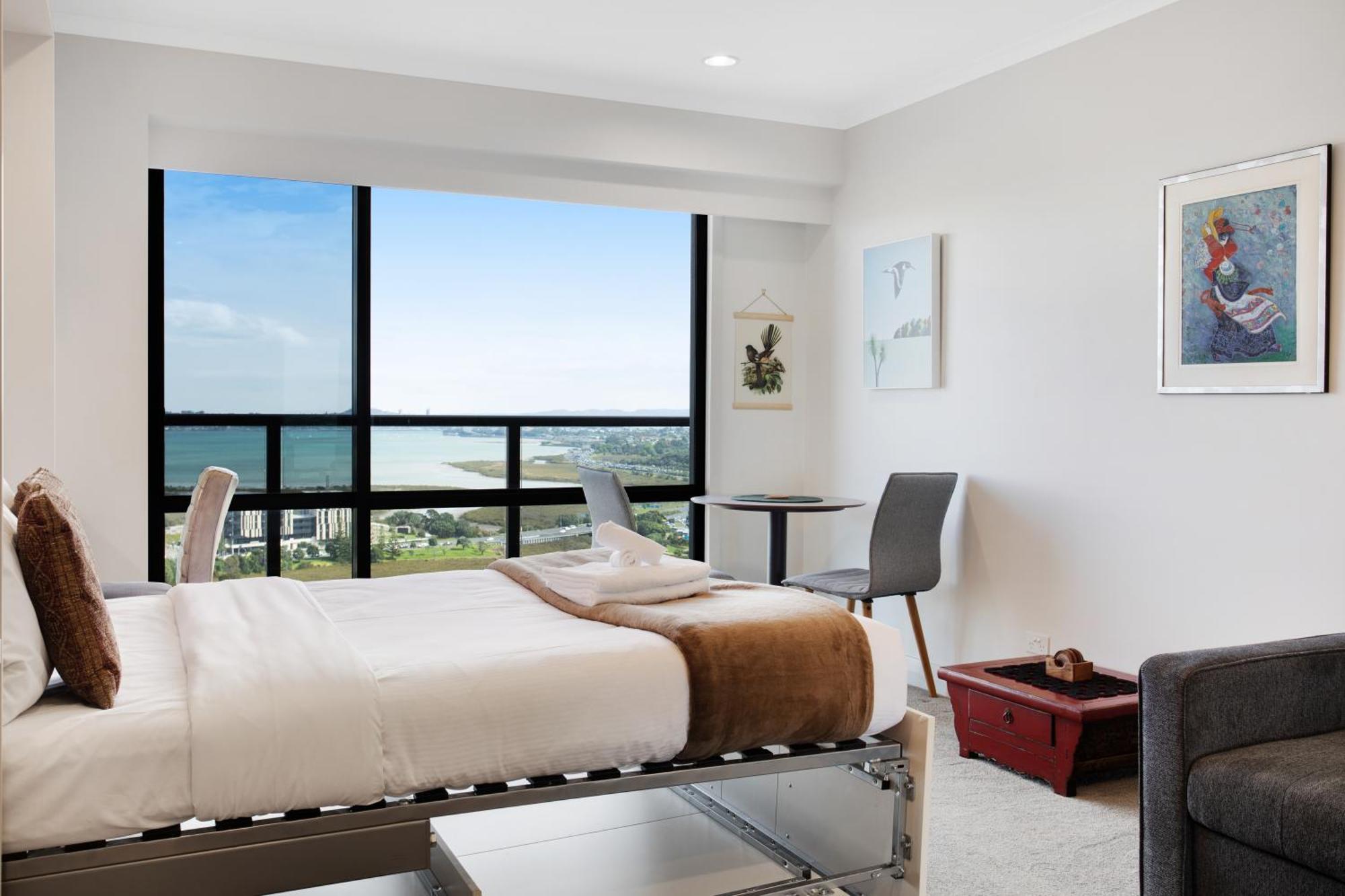 Skyline With Parking, Pool, And Sea Views Auckland