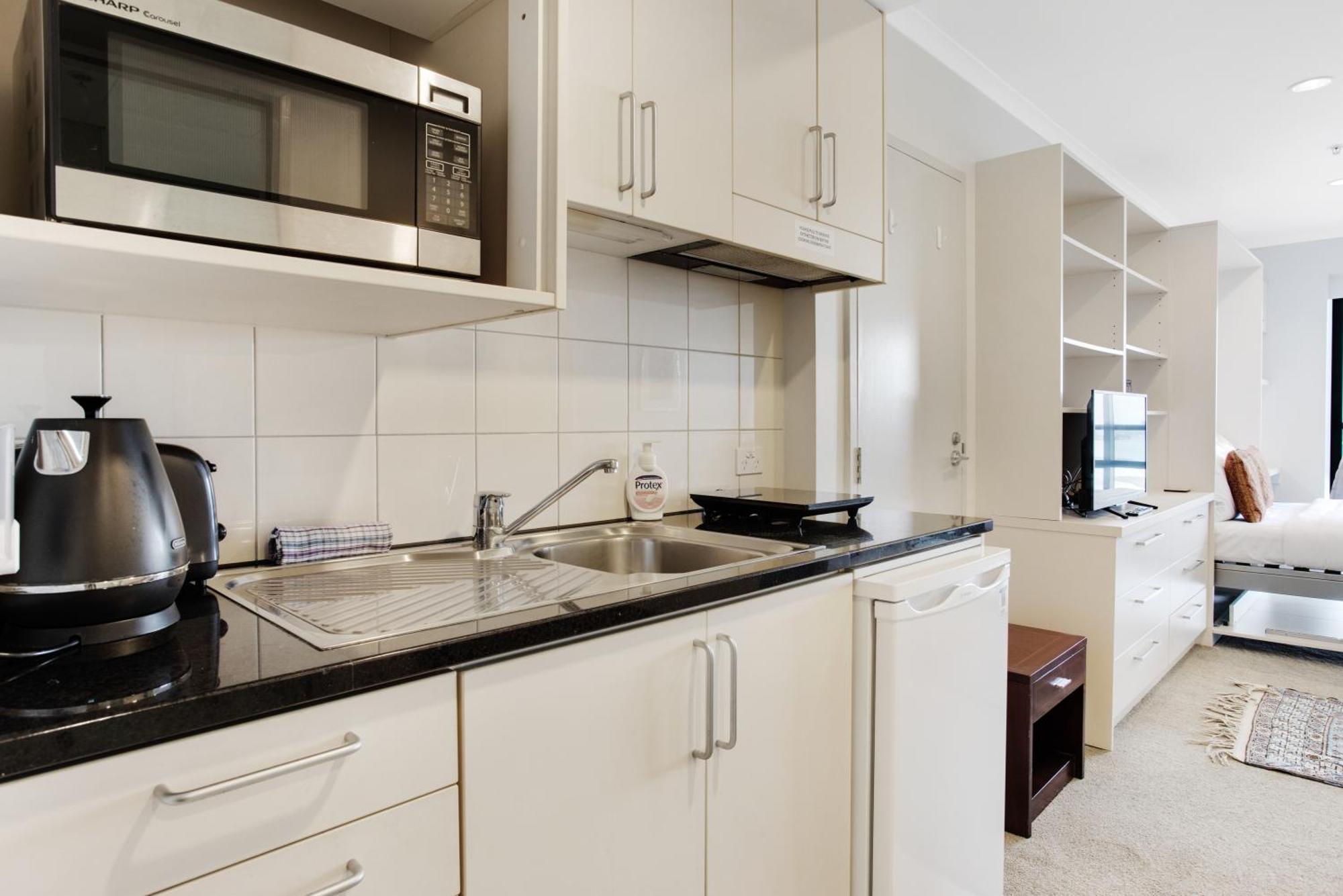 Skyline With Parking, Pool, And Sea Views Apartment Auckland