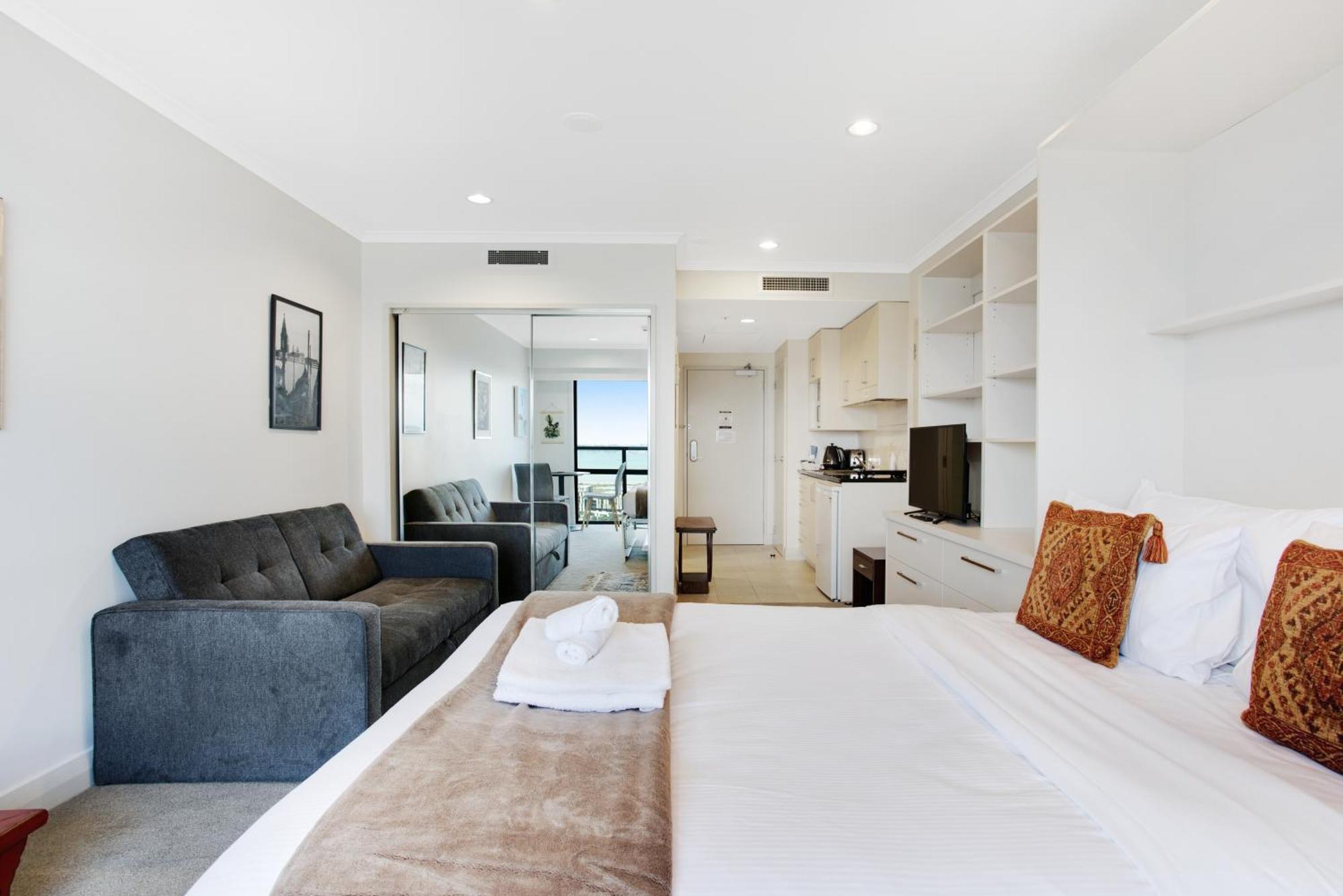 Skyline With Parking, Pool, And Sea Views *
