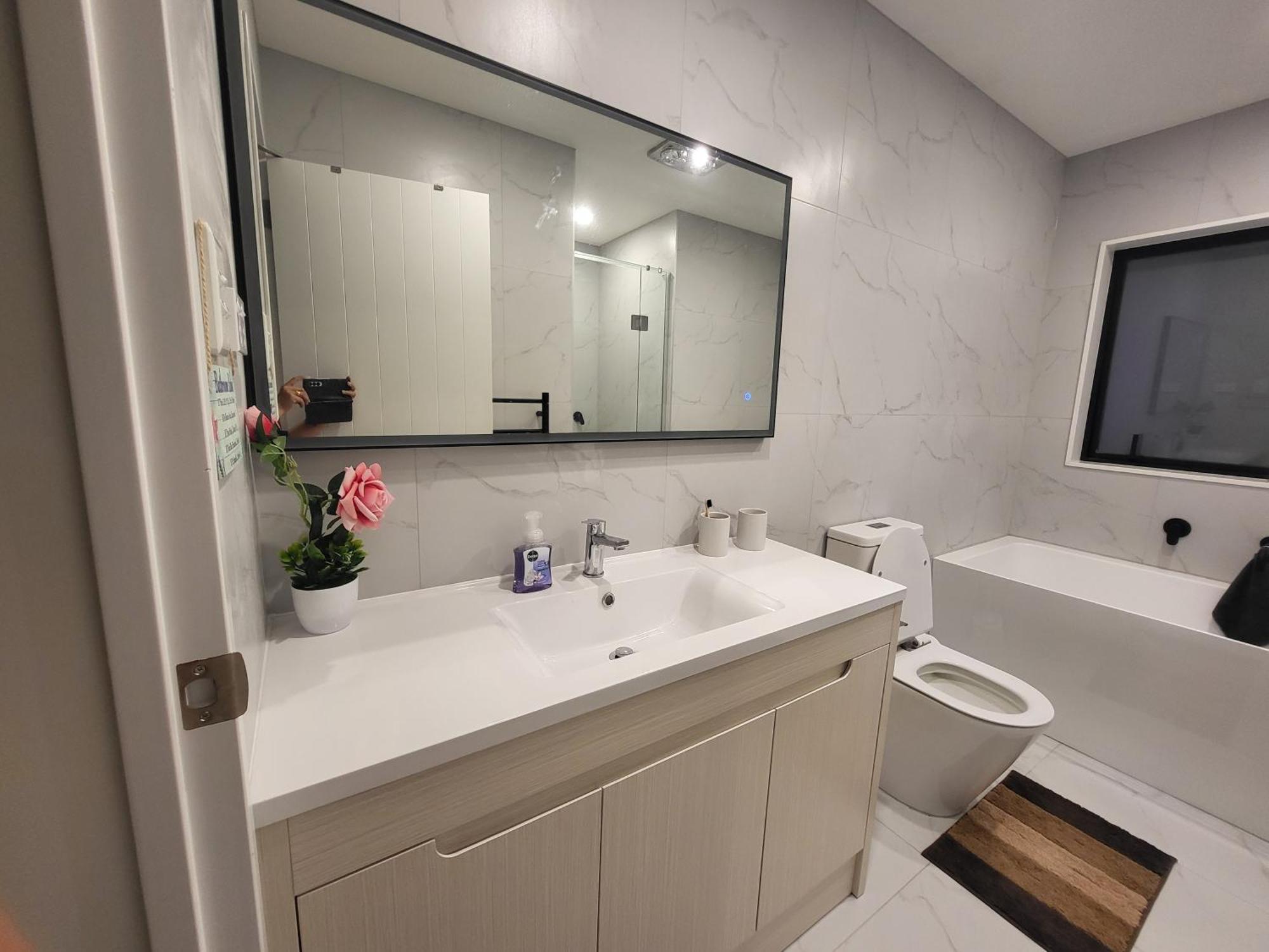 Bright & Spacious Budget Friendly In West Perfect For Solo Or Couple Travellers Homestay