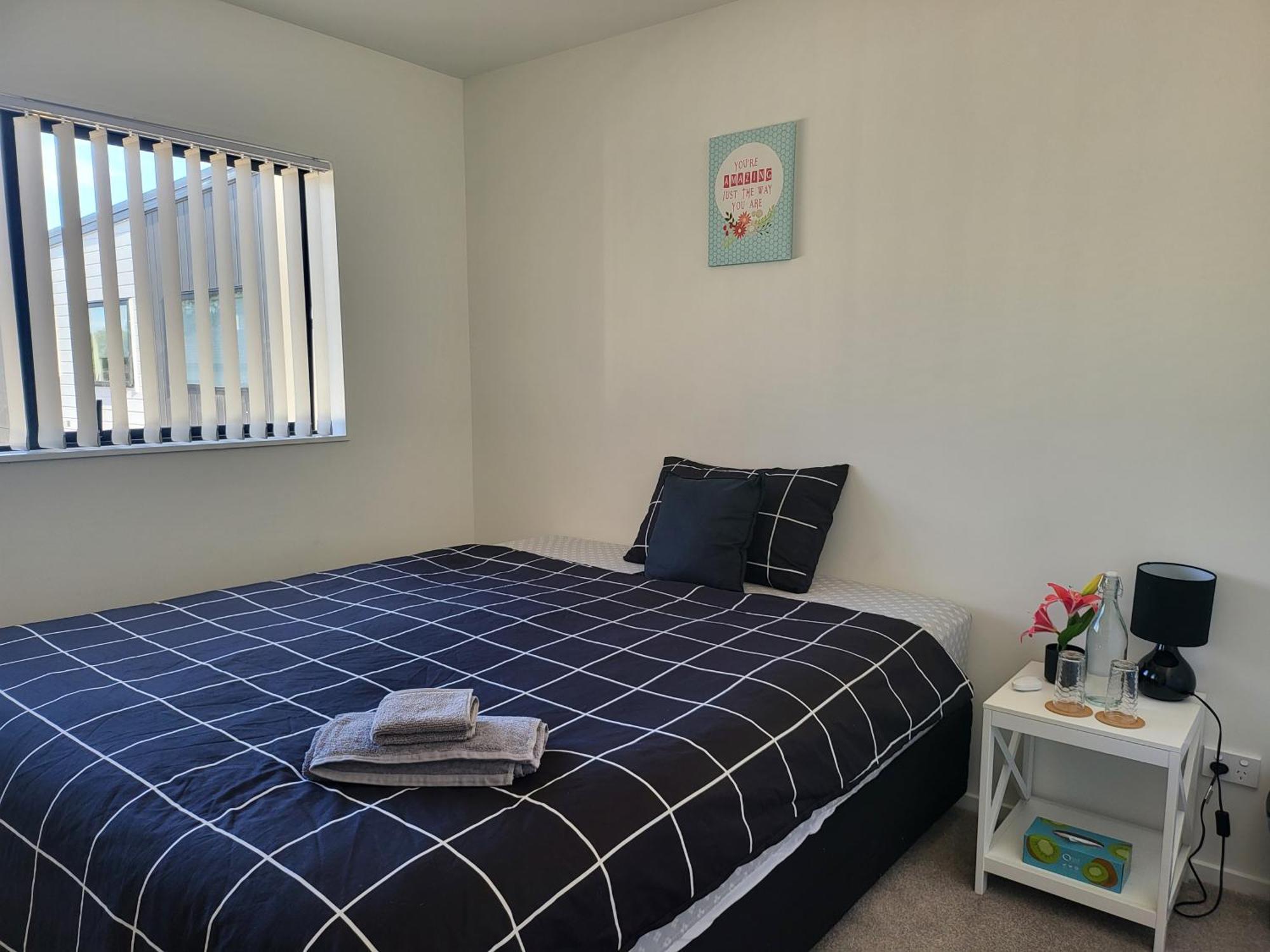 Bright & Spacious Budget Friendly In West Perfect For Solo Or Couple Travellers *