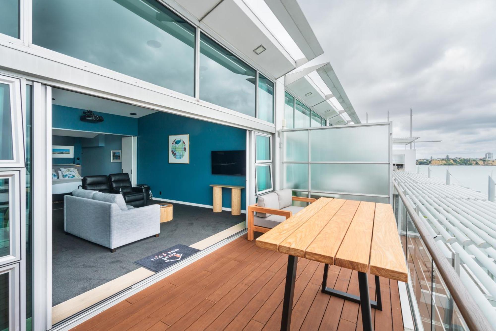 Apartment Penthouse With Stunning Harbour Views *